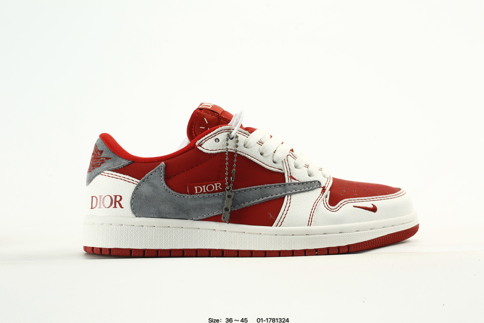 🈴💰120
奢潮碰撞，低帮新章｜Air Jordan 1 Low x Dior联名款
当Air Jordan 1 Low的传奇篮球基因邂逅Dior的高奢时尚底蕴，这双XS2025-082联名款成为奢潮跨界的惊艳之作，将街头的动感与高定的精致融合到极致。鞋身以酒红皮革、米白皮质与灰色翻毛皮革拼接打造，材质的细腻纹理与色彩的层次碰撞，瞬间勾勒出高级又极具辨识度的视觉轮廓。解构主义设计的双层Swoosh打破常规，灰色翻毛Swoosh叠搭暗藏的细勾，鞋侧印刻的“DIOR”标识、鞋舌处的金属挂饰，每一处细节都暗藏联名的匠心巧思。鞋头的小勾刺绣、后跟的酒红包边，既延续了Air Jordan 1 Low的经典骨架，又为鞋款注入了Dior标志性的奢雅灵魂。
 米白中底搭配酒红外底，延续了AJ1 Low经典的复古脚感与运动属性，让奢潮风格不再局限于陈列，更能适配日常穿搭的多元场景。无论是篮球文化爱好者的收藏清单，还是高街奢潮的造型打造，这双Air Jordan 1 Low x Dior都能以奢潮碰撞的独特气质，让你轻松成为足下潮流的焦点。
码数：如图
890
编码：01-1781324