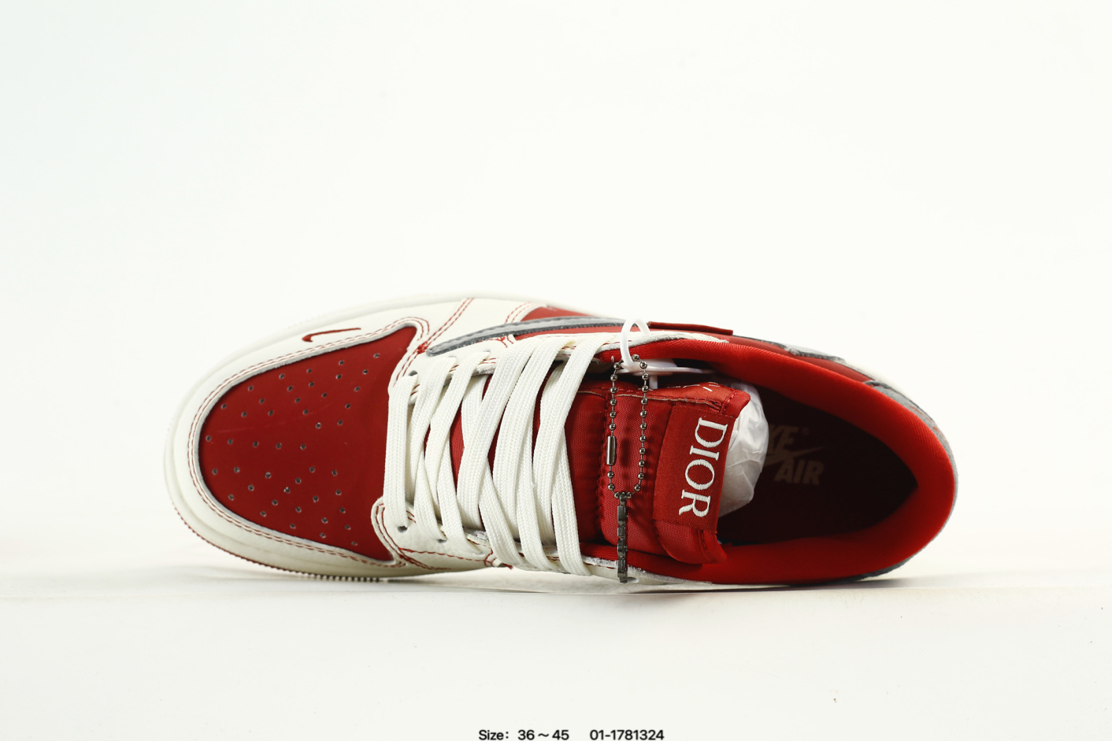 💰120
奢潮碰撞,低帮新章|Air Jordan 1 Low x Dior联名款
当Air Jordan 1 Low的传奇篮球基因邂逅Dior的高奢时尚底蕴,这双XS2025-082联名款成为奢潮跨界的惊艳之作,将街头的动感与高定的精致融合到极致。鞋身以酒红皮革、米白皮质与灰色翻毛皮革拼接打造,材质的细腻纹理与色彩的层次碰撞,瞬间勾勒出高级又极具辨识度的视觉轮廓。解构主义设计的双层Swoosh打破常规,灰色翻毛Swoosh叠搭暗藏的细勾,鞋侧印刻的“DIOR”标识、鞋舌处的金属挂饰,每一处细节都暗藏联名的匠心巧思。鞋头的小勾刺绣、后跟的酒红包边,既延续了Air Jordan 1 Low的经典骨架,又为鞋款注入了Dior标志性的奢雅灵魂。
米白中底搭配酒红外底,延续了AJ1 Low经典的复古脚感与运动属性,让奢潮风格不再局限于陈列,更能适配日常穿搭的多元场景。无论是篮球文化爱好者的收藏清单,还是高街奢潮的造型打造,这双Air Jordan 1 Low x Dior都能以奢潮碰撞的独特气质,让你轻松成为足下潮流的焦点。
码数:如图
890
编码:01-1781324