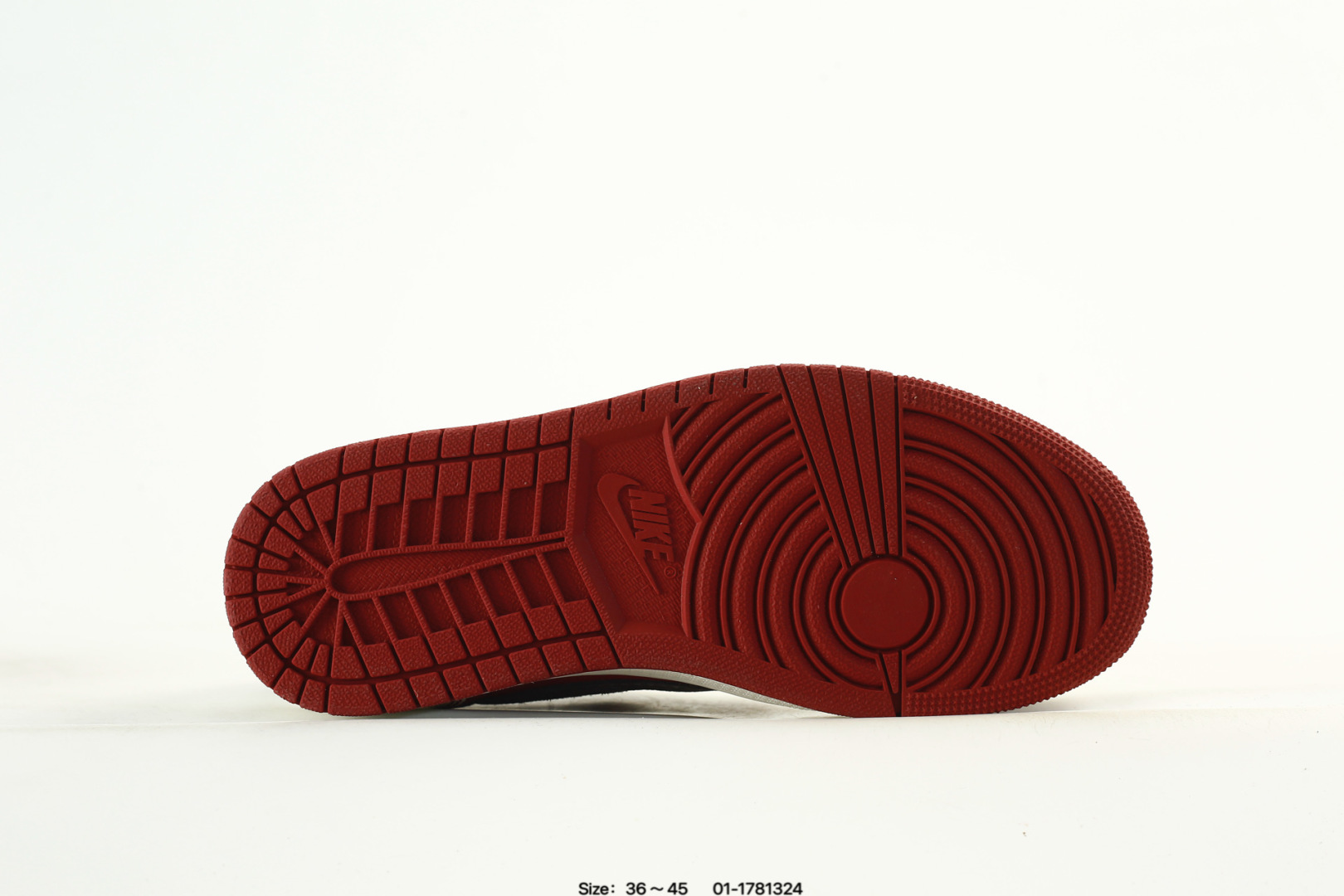 💰120
奢潮碰撞,低帮新章|Air Jordan 1 Low x Dior联名款
当Air Jordan 1 Low的传奇篮球基因邂逅Dior的高奢时尚底蕴,这双XS2025-082联名款成为奢潮跨界的惊艳之作,将街头的动感与高定的精致融合到极致。鞋身以酒红皮革、米白皮质与灰色翻毛皮革拼接打造,材质的细腻纹理与色彩的层次碰撞,瞬间勾勒出高级又极具辨识度的视觉轮廓。解构主义设计的双层Swoosh打破常规,灰色翻毛Swoosh叠搭暗藏的细勾,鞋侧印刻的“DIOR”标识、鞋舌处的金属挂饰,每一处细节都暗藏联名的匠心巧思。鞋头的小勾刺绣、后跟的酒红包边,既延续了Air Jordan 1 Low的经典骨架,又为鞋款注入了Dior标志性的奢雅灵魂。
米白中底搭配酒红外底,延续了AJ1 Low经典的复古脚感与运动属性,让奢潮风格不再局限于陈列,更能适配日常穿搭的多元场景。无论是篮球文化爱好者的收藏清单,还是高街奢潮的造型打造,这双Air Jordan 1 Low x Dior都能以奢潮碰撞的独特气质,让你轻松成为足下潮流的焦点。
码数:如图
890
编码:01-1781324