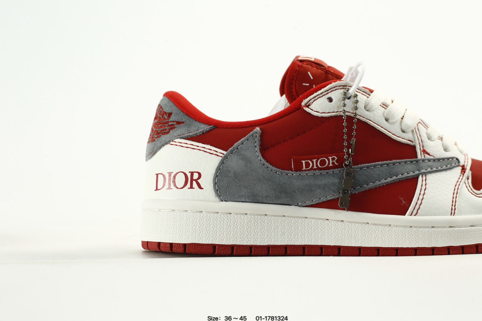 💰120
奢潮碰撞,低帮新章|Air Jordan 1 Low x Dior联名款
当Air Jordan 1 Low的传奇篮球基因邂逅Dior的高奢时尚底蕴,这双XS2025-082联名款成为奢潮跨界的惊艳之作,将街头的动感与高定的精致融合到极致。鞋身以酒红皮革、米白皮质与灰色翻毛皮革拼接打造,材质的细腻纹理与色彩的层次碰撞,瞬间勾勒出高级又极具辨识度的视觉轮廓。解构主义设计的双层Swoosh打破常规,灰色翻毛Swoosh叠搭暗藏的细勾,鞋侧印刻的“DIOR”标识、鞋舌处的金属挂饰,每一处细节都暗藏联名的匠心巧思。鞋头的小勾刺绣、后跟的酒红包边,既延续了Air Jordan 1 Low的经典骨架,又为鞋款注入了Dior标志性的奢雅灵魂。
米白中底搭配酒红外底,延续了AJ1 Low经典的复古脚感与运动属性,让奢潮风格不再局限于陈列,更能适配日常穿搭的多元场景。无论是篮球文化爱好者的收藏清单,还是高街奢潮的造型打造,这双Air Jordan 1 Low x Dior都能以奢潮碰撞的独特气质,让你轻松成为足下潮流的焦点。
码数:如图
890
编码:01-1781324