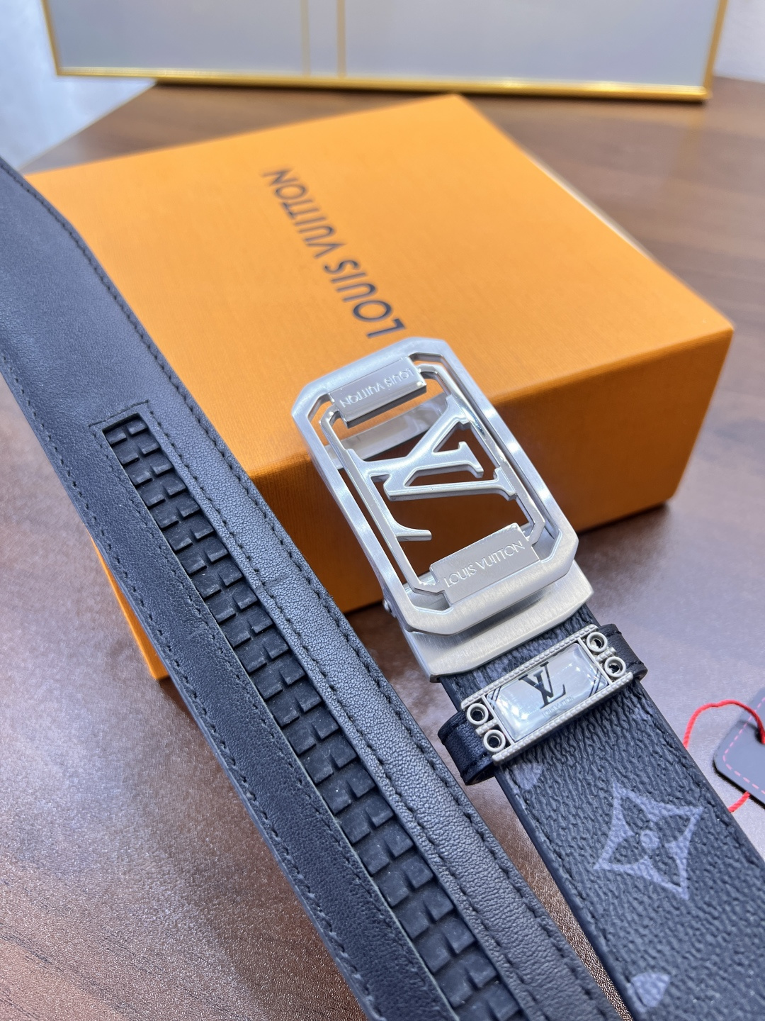 路易威登自动扣皮带 定制牛皮 pvc面料定制老花配达 皮低小细纹牛皮 3.5cm-Chinese UA Cheap High Quatity Brand Clothes Bags handbags Sneakers wholesale wholesaler seller from China Factory suppliers Fashion Clothing Shoes best Quality Beautiful Price 路易威登自动扣皮带 定制牛皮 pvc面料定制老花配达 皮低小细纹牛皮 3.5cm