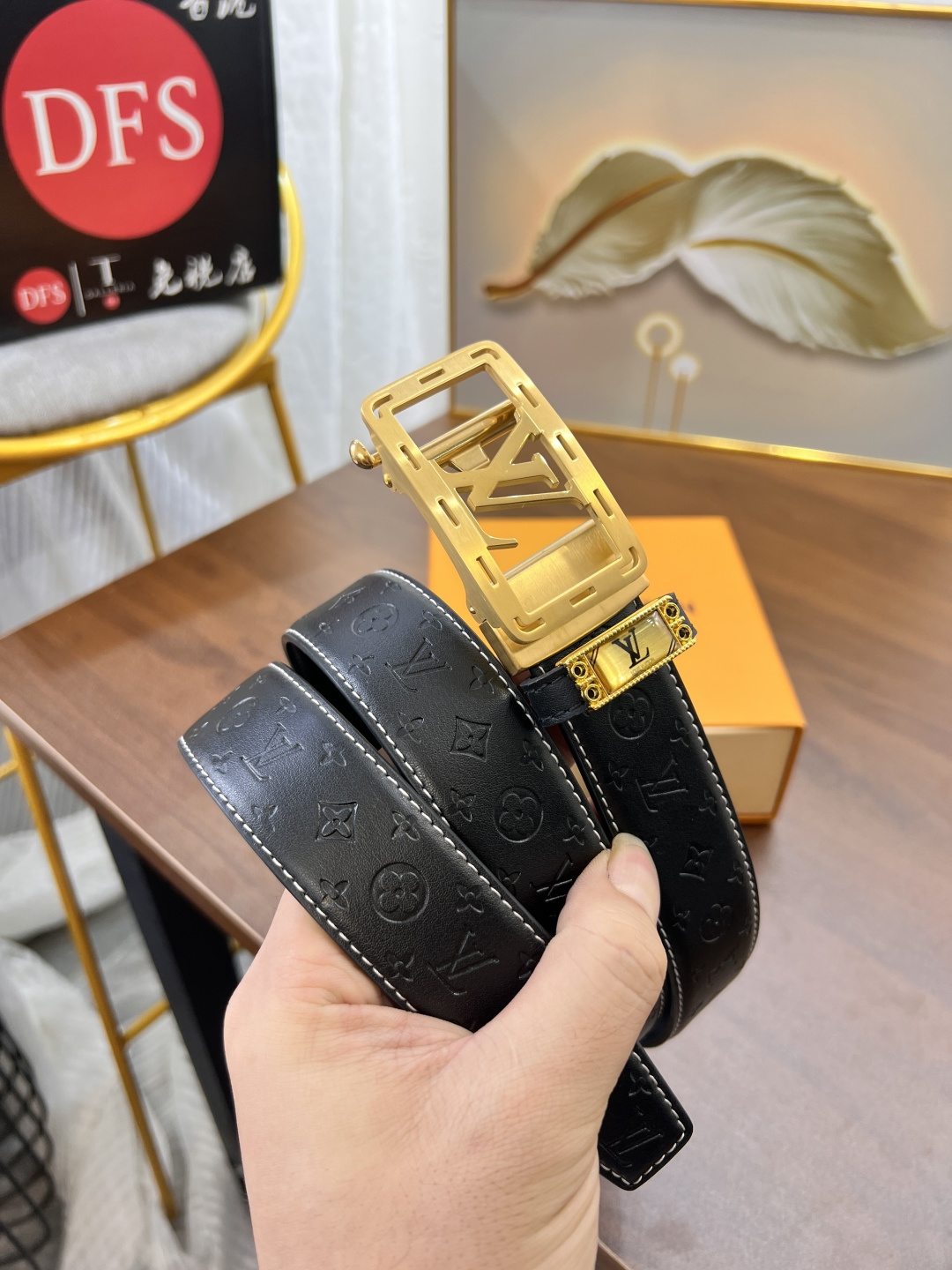 路易威登自动扣皮带 定制牛皮 压花头层进口皮配达顶级 Lv自动精钢内穿五金 宽度3.5cm-Chinese UA Cheap High Quatity Brand Clothes Bags handbags Sneakers wholesale wholesaler seller from China Factory suppliers Fashion Clothing Shoes best Quality Beautiful Price 路易威登自动扣皮带 定制牛皮 压花头层进口皮配达顶级 Lv自动精钢内穿五金 宽度3.5cm