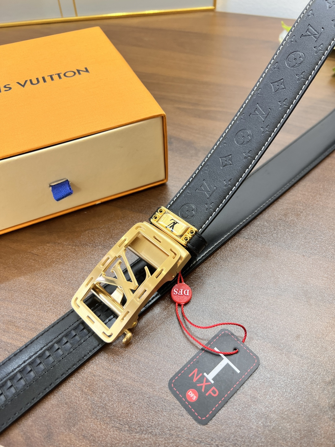 路易威登自动扣皮带 定制牛皮 压花头层进口皮配达顶级 Lv自动精钢内穿五金 宽度3.5cm-Chinese UA Cheap High Quatity Brand Clothes Bags handbags Sneakers wholesale wholesaler seller from China Factory suppliers Fashion Clothing Shoes best Quality Beautiful Price 路易威登自动扣皮带 定制牛皮 压花头层进口皮配达顶级 Lv自动精钢内穿五金 宽度3.5cm