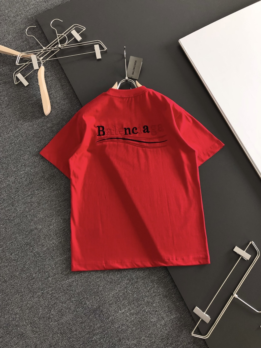 BAL 2026SS早春新款重工刺绣工艺圆领T恤，定织定染纯棉300克重洗水面料，做工精细。男女同款宽松