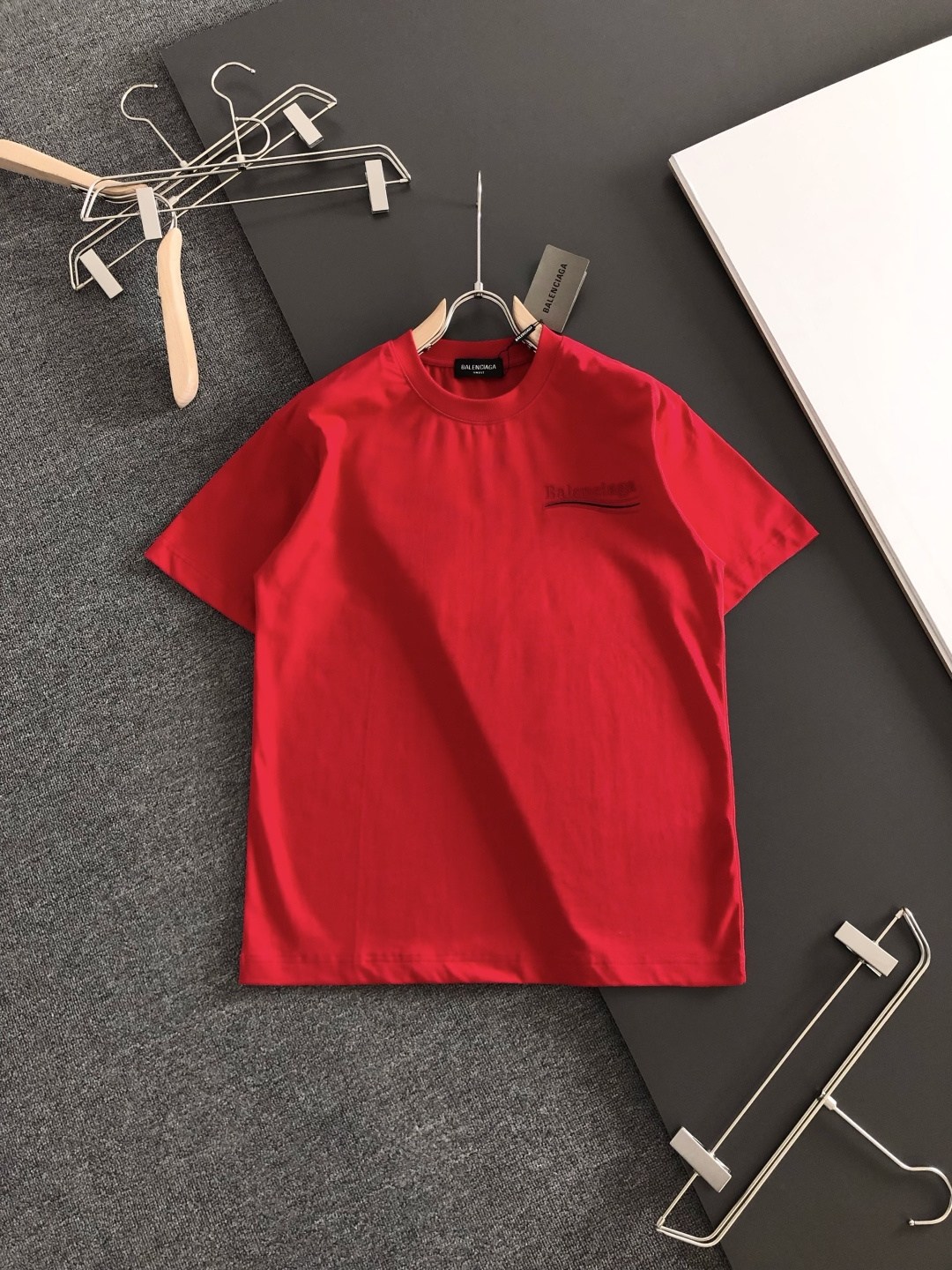 BAL 2026SS早春新款重工刺绣工艺圆领T恤，定织定染纯棉300克重洗水面料，做工精细。男女同款宽松