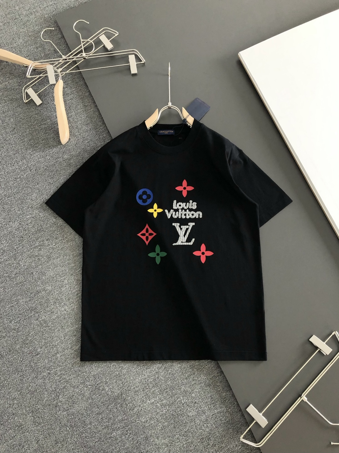 1V 2026SS早春新款重工刺绣工艺圆领T恤，定织定染纯棉300克重洗水面料，做工精细。男女同款宽松落