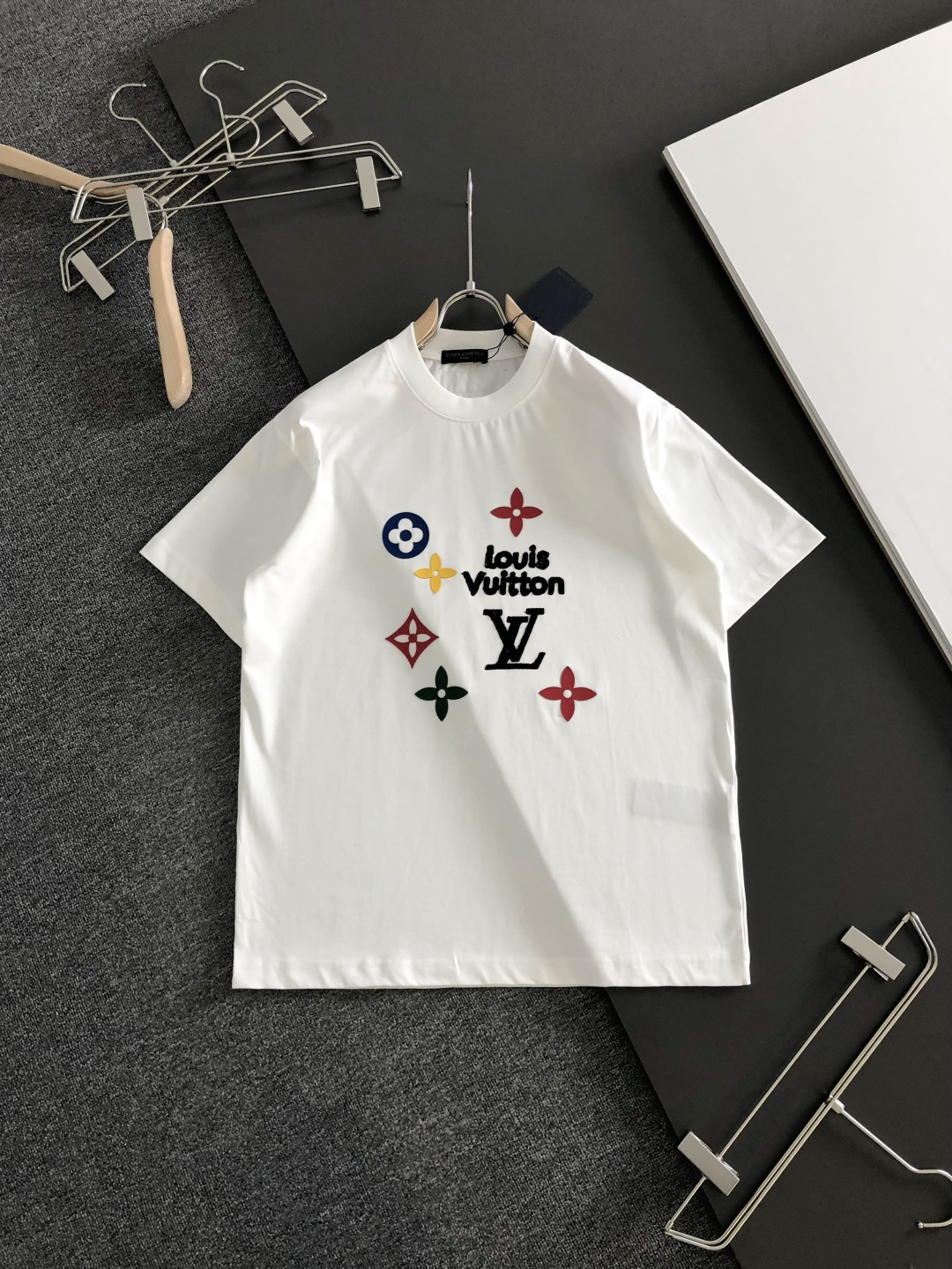 1V 2026SS早春新款重工刺绣工艺圆领T恤，定织定染纯棉300克重洗水面料，做工精细。男女同款宽松落