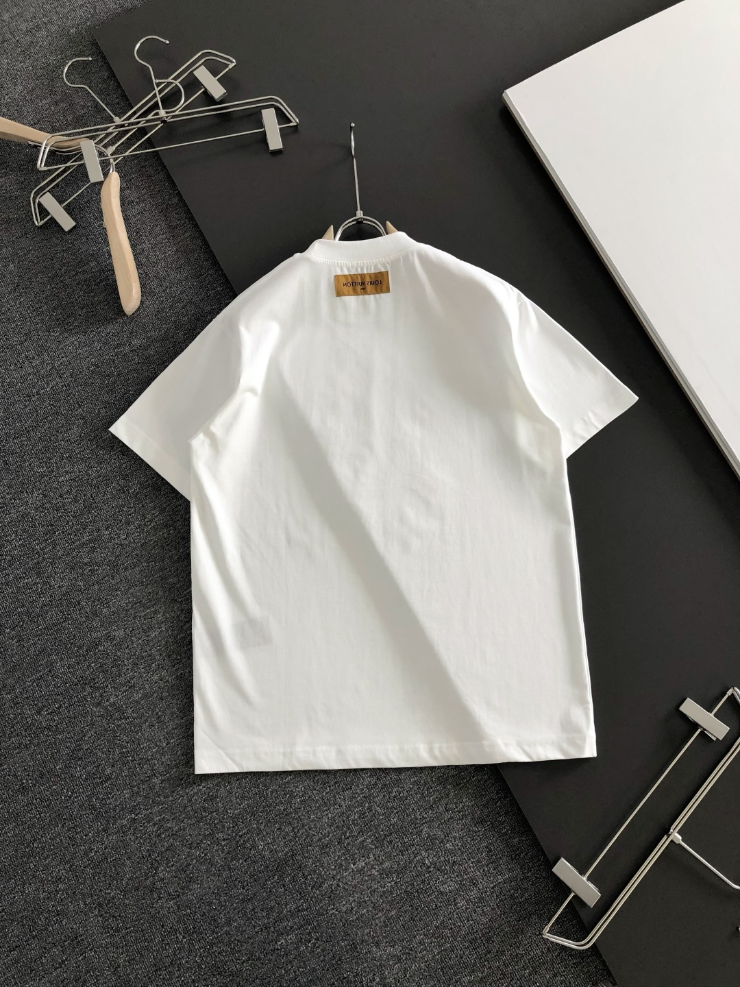 1V 2026SS早春新款重工刺绣工艺圆领T恤，定织定染纯棉300克重洗水面料，做工精细。男女同款宽松落