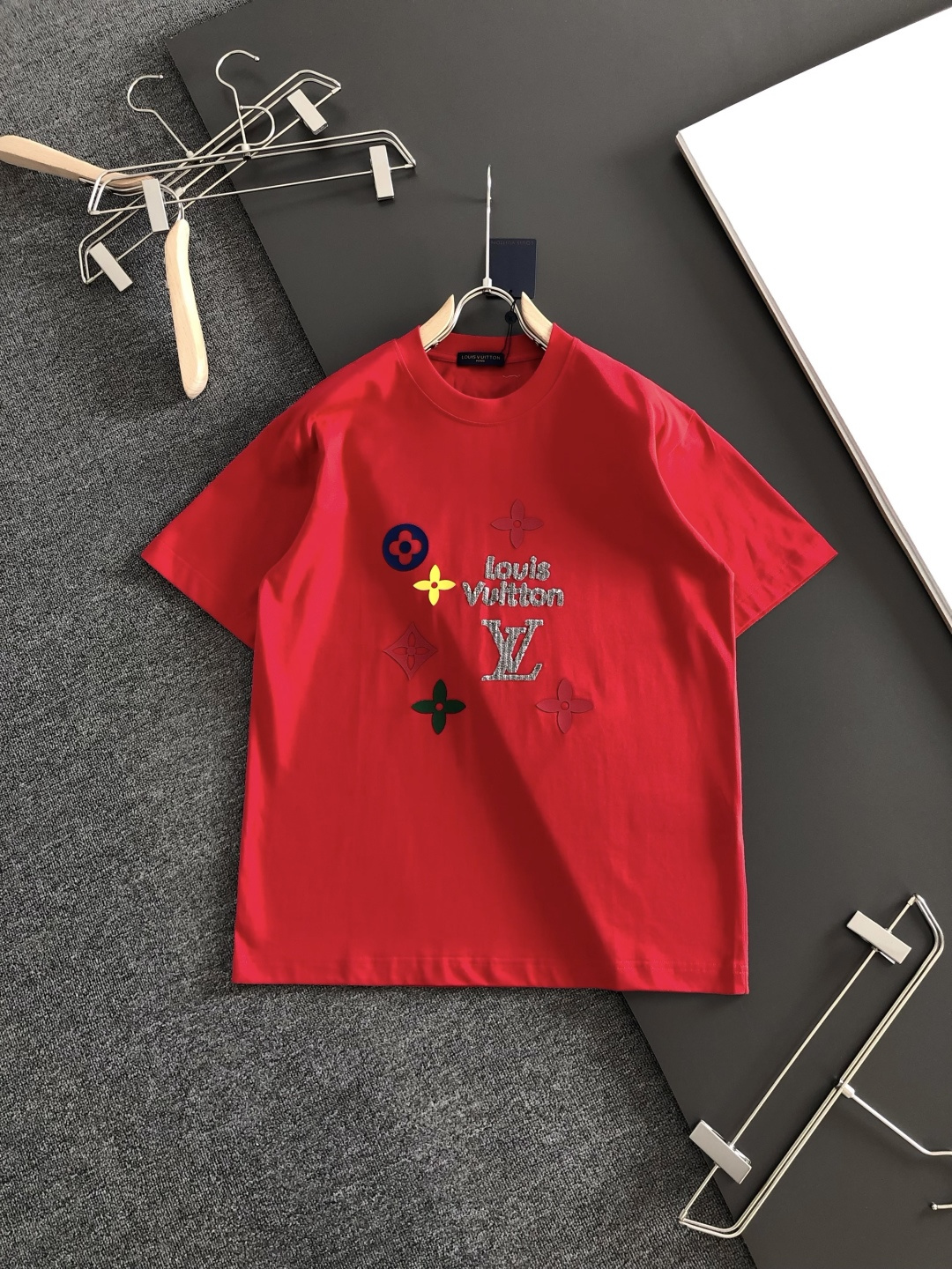 1V 2026SS早春新款重工刺绣工艺圆领T恤，定织定染纯棉300克重洗水面料，做工精细。男女同款宽松落