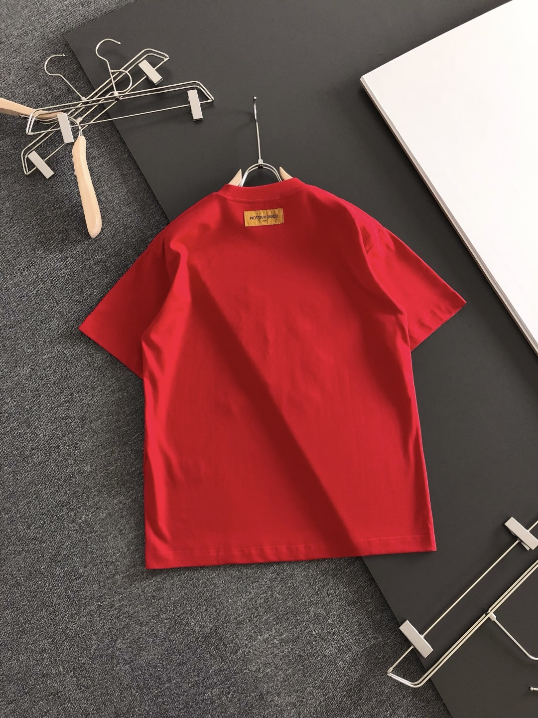 1V 2026SS早春新款重工刺绣工艺圆领T恤，定织定染纯棉300克重洗水面料，做工精细。男女同款宽松落