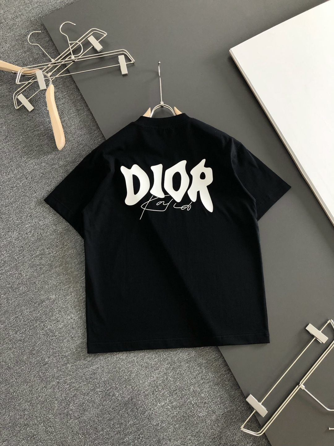 CD 2026SS早春新款重工刺绣工艺圆领T恤，定织定染纯棉300克重洗水面料，做工精细。男女同款宽松落