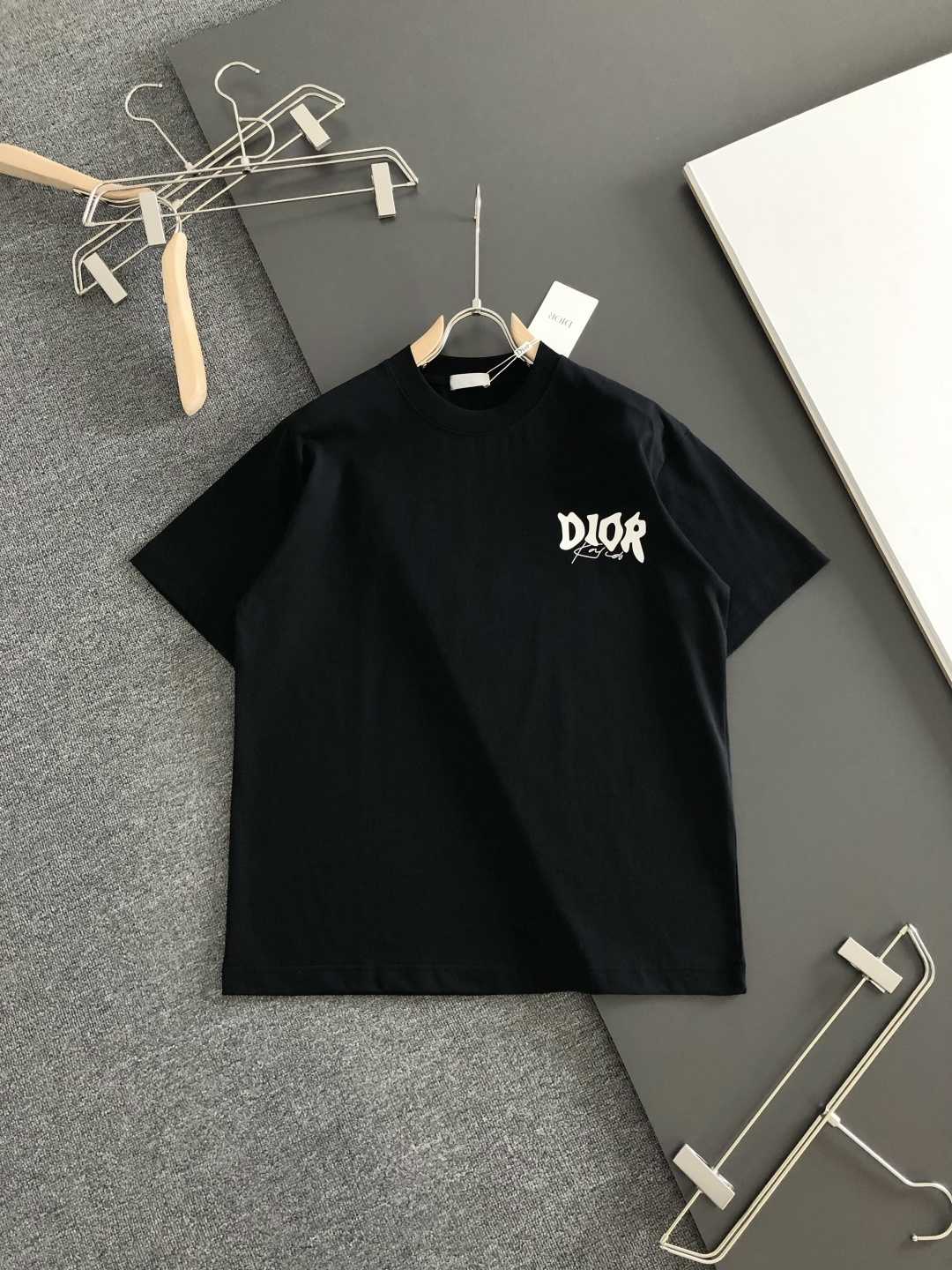 CD 2026SS早春新款重工刺绣工艺圆领T恤，定织定染纯棉300克重洗水面料，做工精细。男女同款宽松落