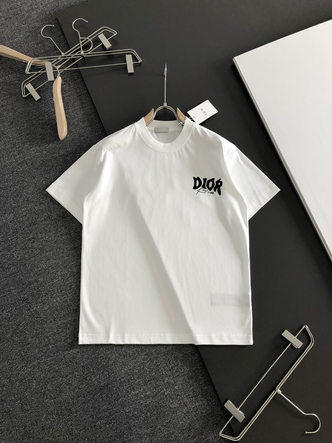 CD 2026SS早春新款重工刺绣工艺圆领T恤，定织定染纯棉300克重洗水面料，做工精细。男女同款宽松落