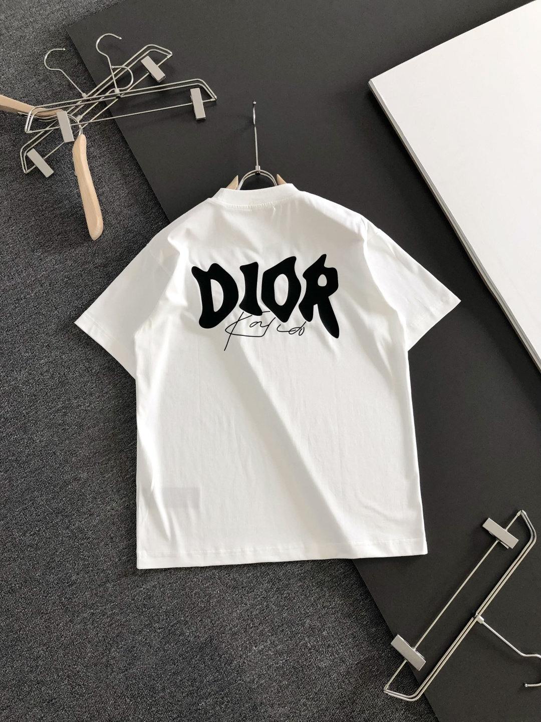 CD 2026SS早春新款重工刺绣工艺圆领T恤，定织定染纯棉300克重洗水面料，做工精细。男女同款宽松落