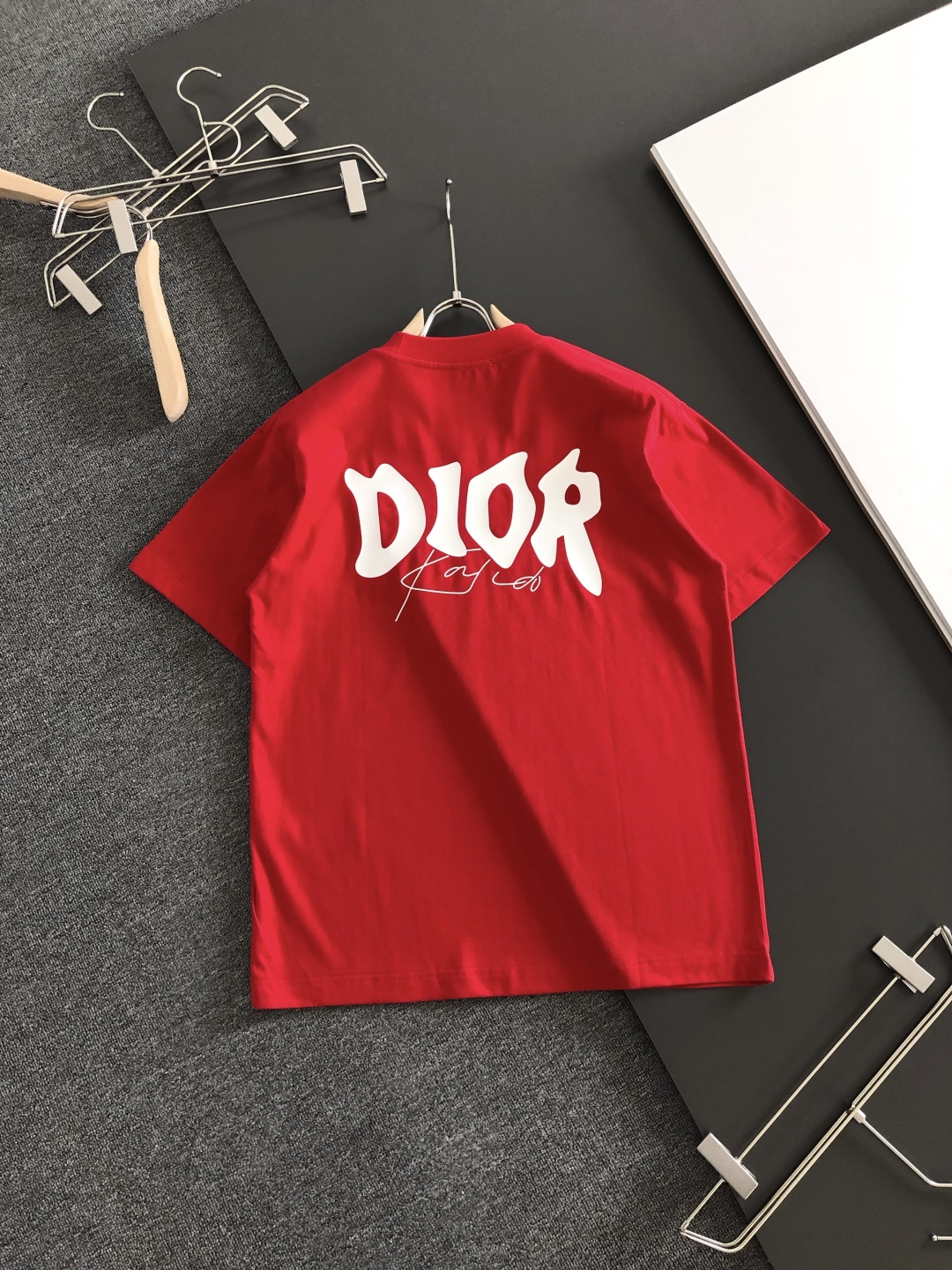 CD 2026SS早春新款重工刺绣工艺圆领T恤，定织定染纯棉300克重洗水面料，做工精细。男女同款宽松落