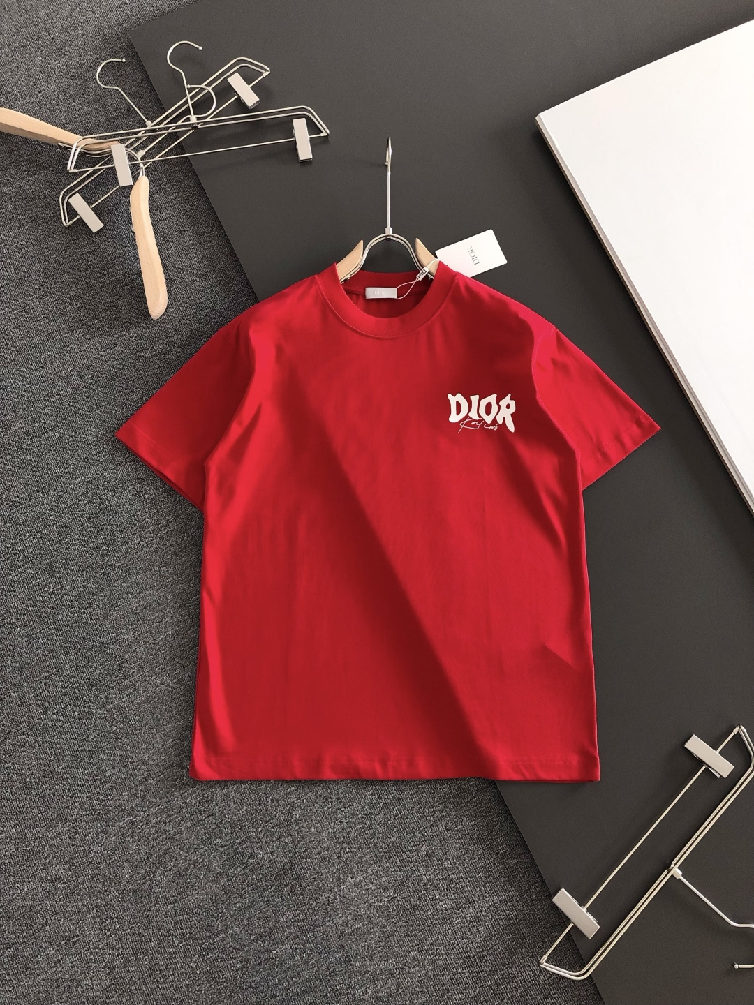 CD 2026SS早春新款重工刺绣工艺圆领T恤，定织定染纯棉300克重洗水面料，做工精细。男女同款宽松落