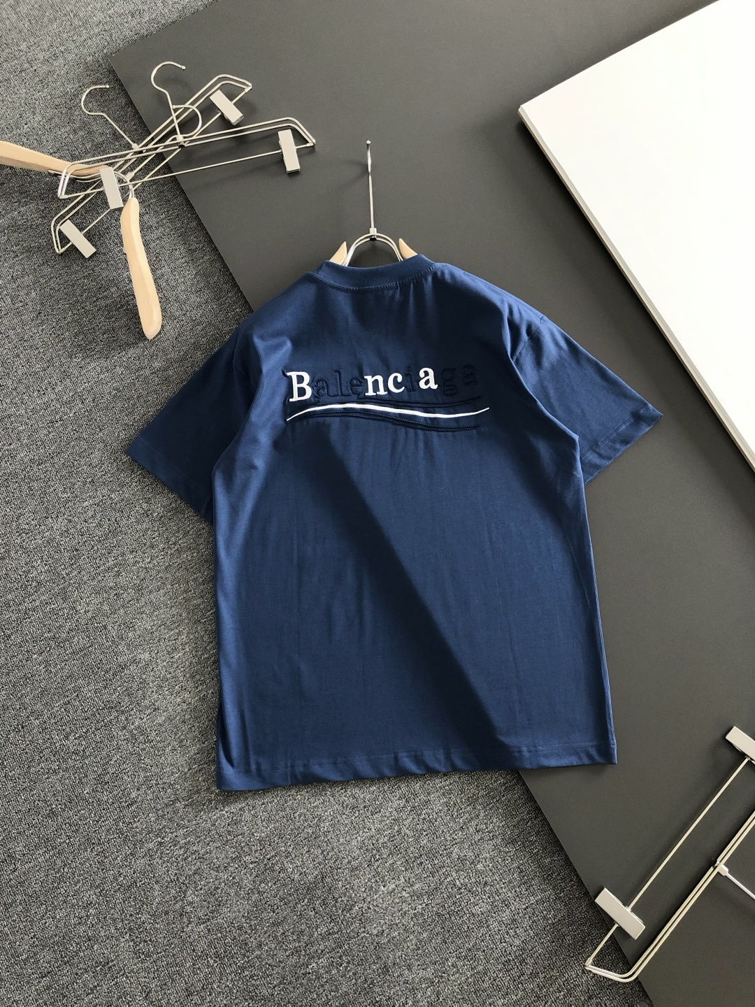 BAL 2026SS早春新款重工刺绣工艺圆领T恤，定织定染纯棉300克重洗水面料，做工精细。男女同款宽松