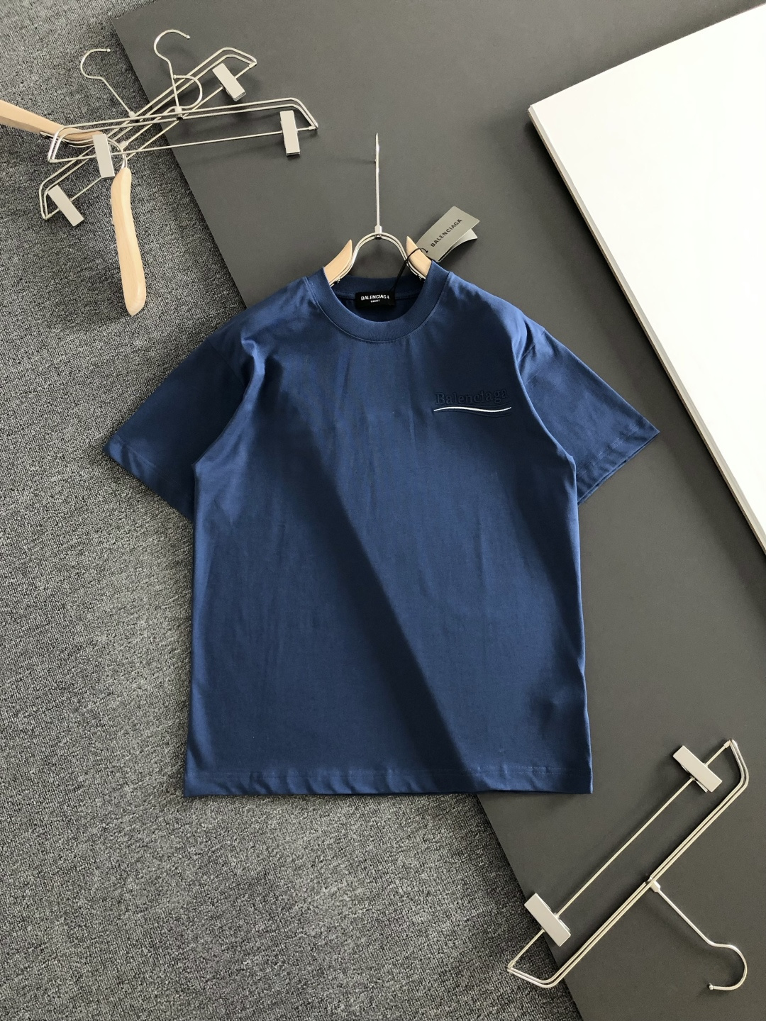 BAL 2026SS早春新款重工刺绣工艺圆领T恤，定织定染纯棉300克重洗水面料，做工精细。男女同款宽松
