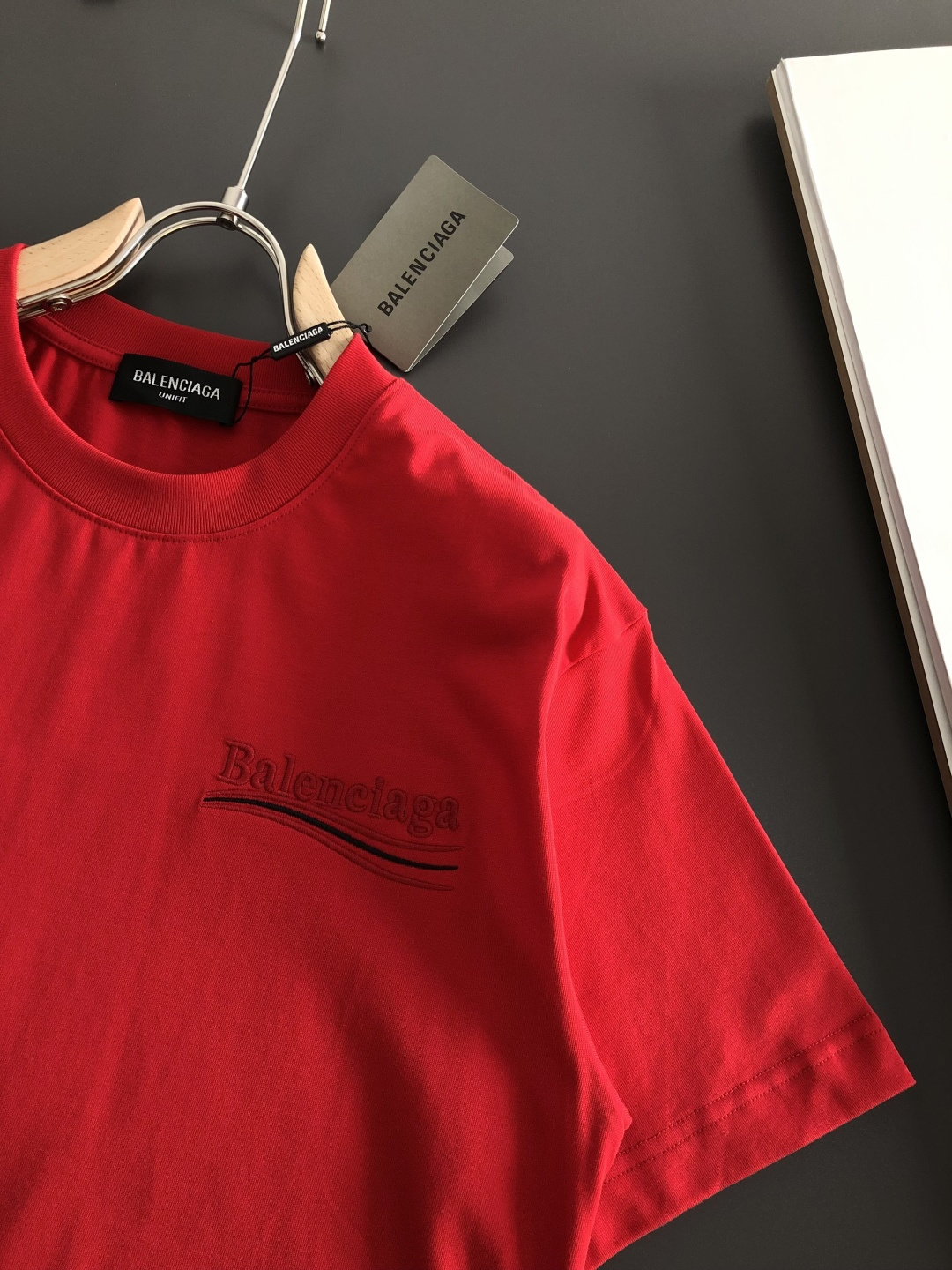 BAL 2026SS早春新款重工刺绣工艺圆领T恤，定织定染纯棉300克重洗水面料，做工精细。男女同款宽松