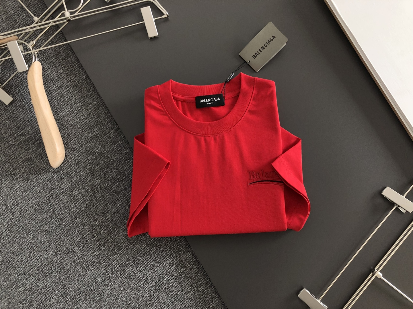 BAL 2026SS早春新款重工刺绣工艺圆领T恤，定织定染纯棉300克重洗水面料，做工精细。男女同款宽松