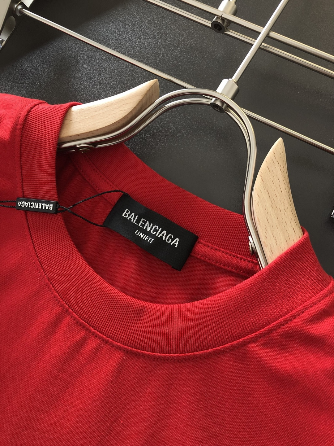 BAL 2026SS早春新款重工刺绣工艺圆领T恤，定织定染纯棉300克重洗水面料，做工精细。男女同款宽松