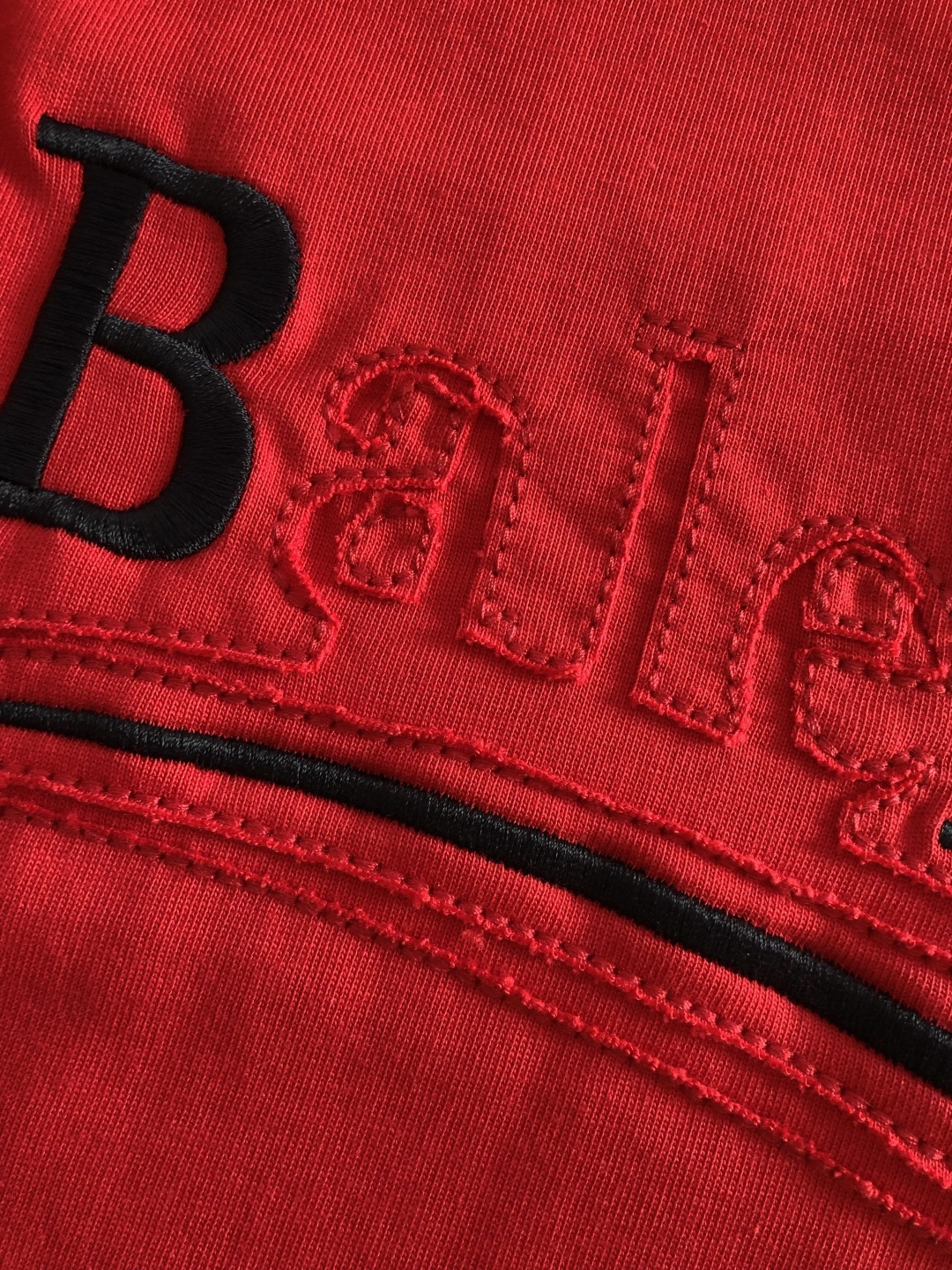 BAL 2026SS早春新款重工刺绣工艺圆领T恤，定织定染纯棉300克重洗水面料，做工精细。男女同款宽松