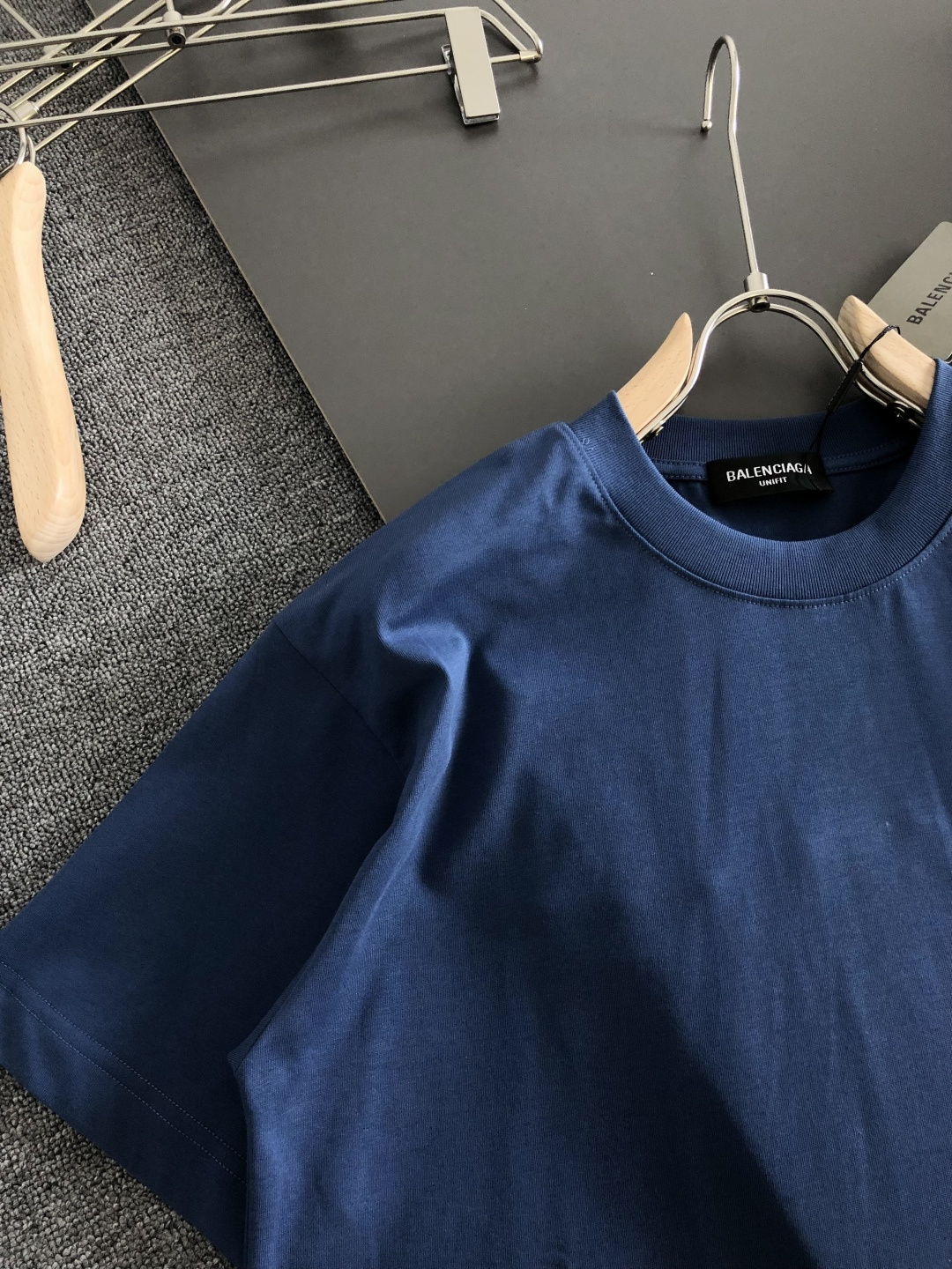 BAL 2026SS早春新款重工刺绣工艺圆领T恤，定织定染纯棉300克重洗水面料，做工精细。男女同款宽松