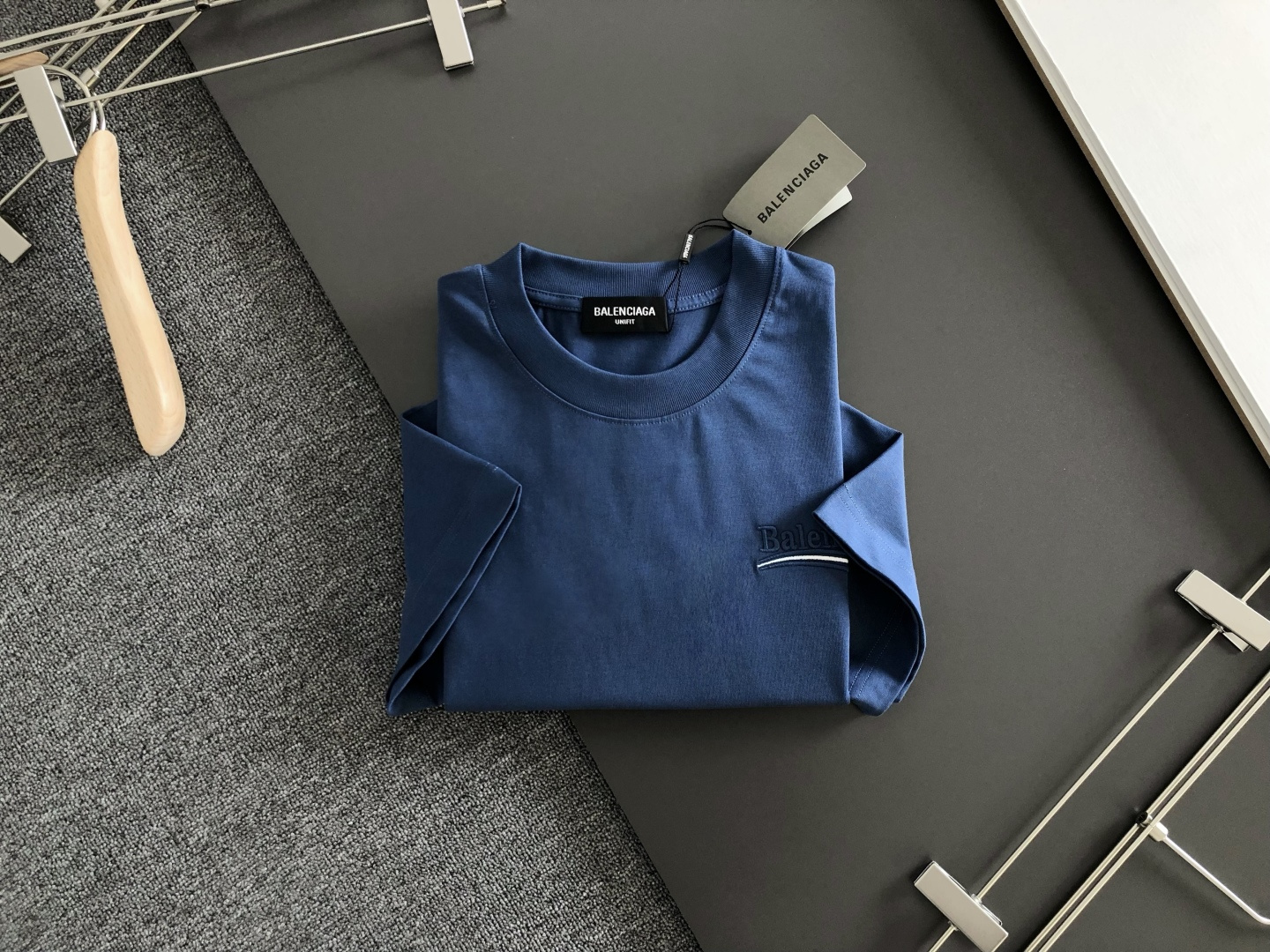 BAL 2026SS早春新款重工刺绣工艺圆领T恤，定织定染纯棉300克重洗水面料，做工精细。男女同款宽松