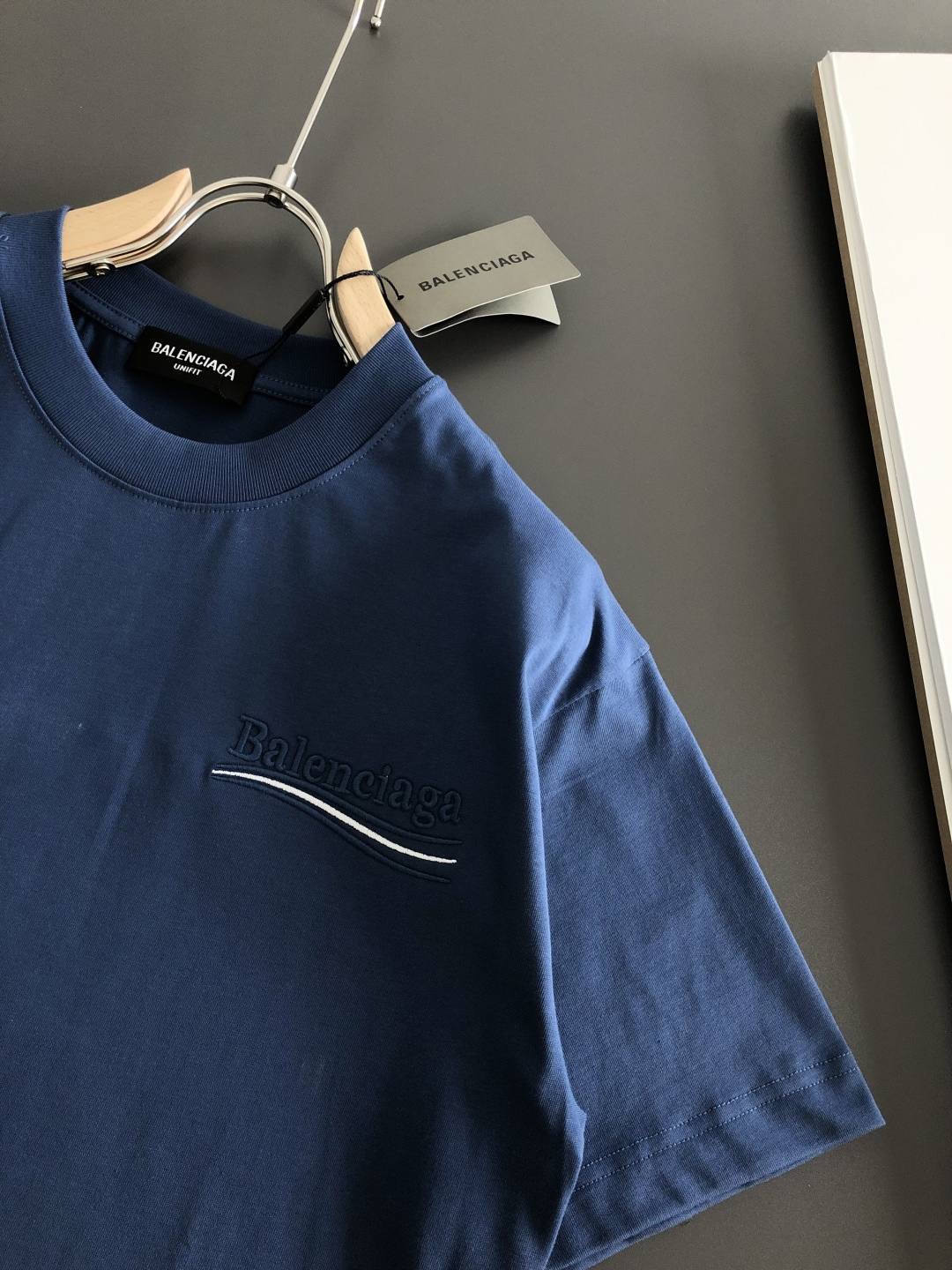 BAL 2026SS早春新款重工刺绣工艺圆领T恤，定织定染纯棉300克重洗水面料，做工精细。男女同款宽松