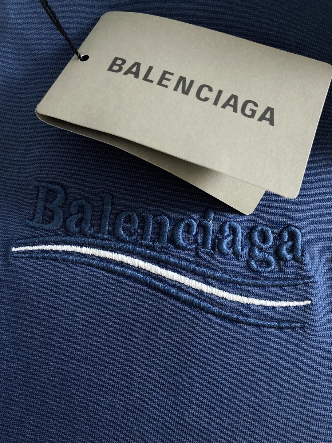 BAL 2026SS早春新款重工刺绣工艺圆领T恤，定织定染纯棉300克重洗水面料，做工精细。男女同款宽松