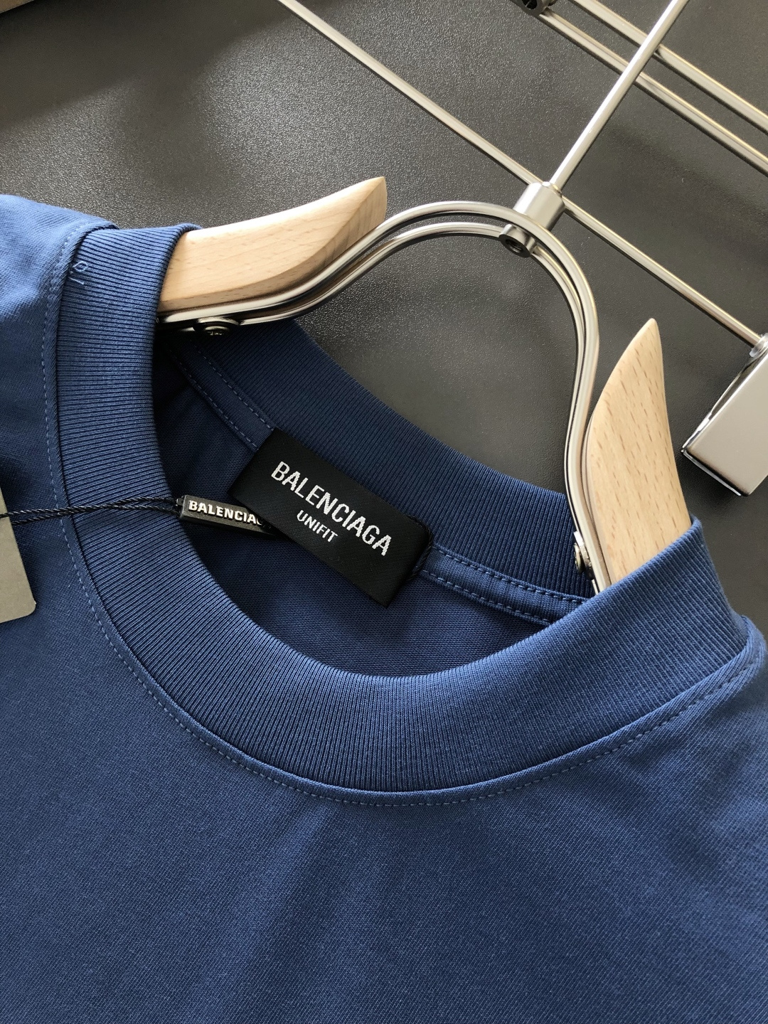 BAL 2026SS早春新款重工刺绣工艺圆领T恤，定织定染纯棉300克重洗水面料，做工精细。男女同款宽松