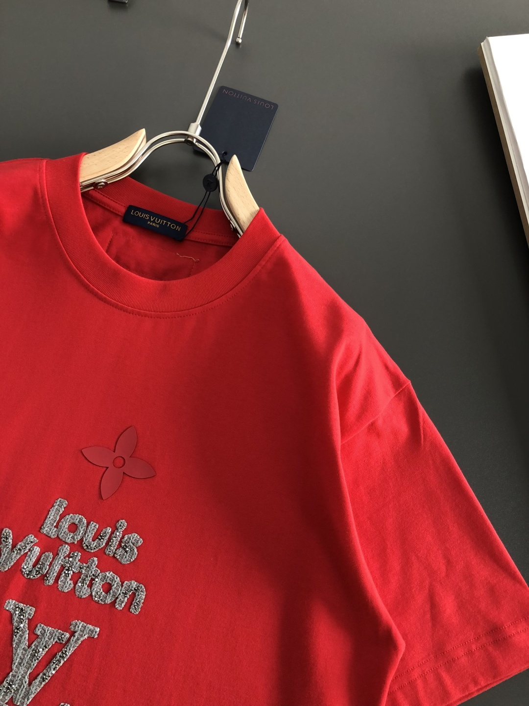 1V 2026SS早春新款重工刺绣工艺圆领T恤，定织定染纯棉300克重洗水面料，做工精细。男女同款宽松落