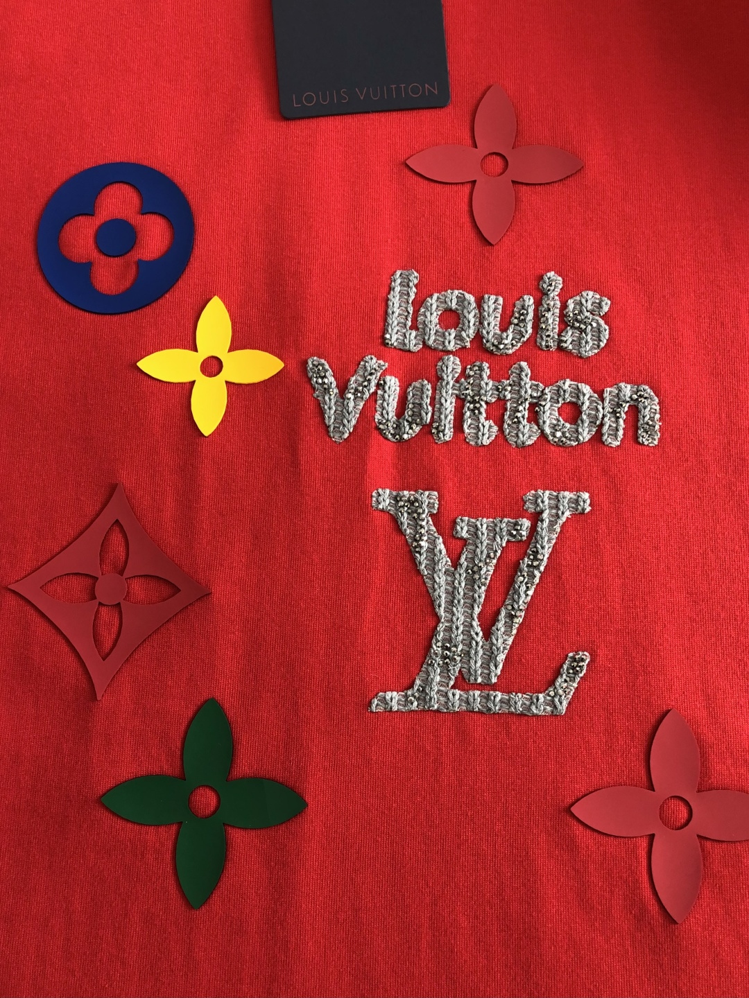 1V 2026SS早春新款重工刺绣工艺圆领T恤，定织定染纯棉300克重洗水面料，做工精细。男女同款宽松落