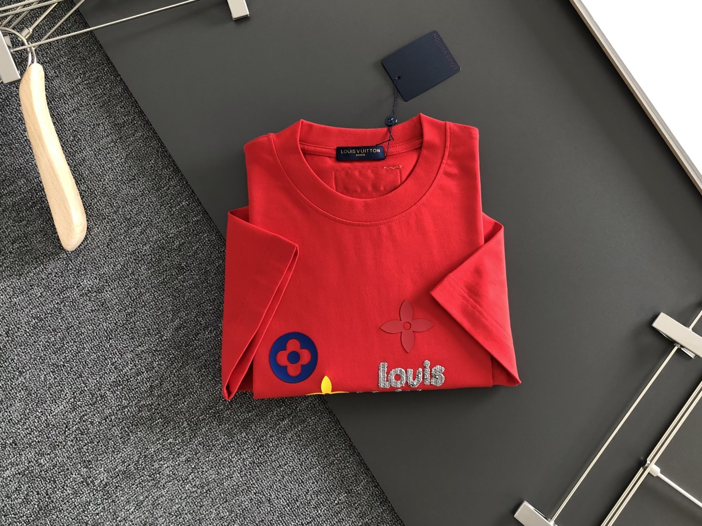 1V 2026SS早春新款重工刺绣工艺圆领T恤，定织定染纯棉300克重洗水面料，做工精细。男女同款宽松落