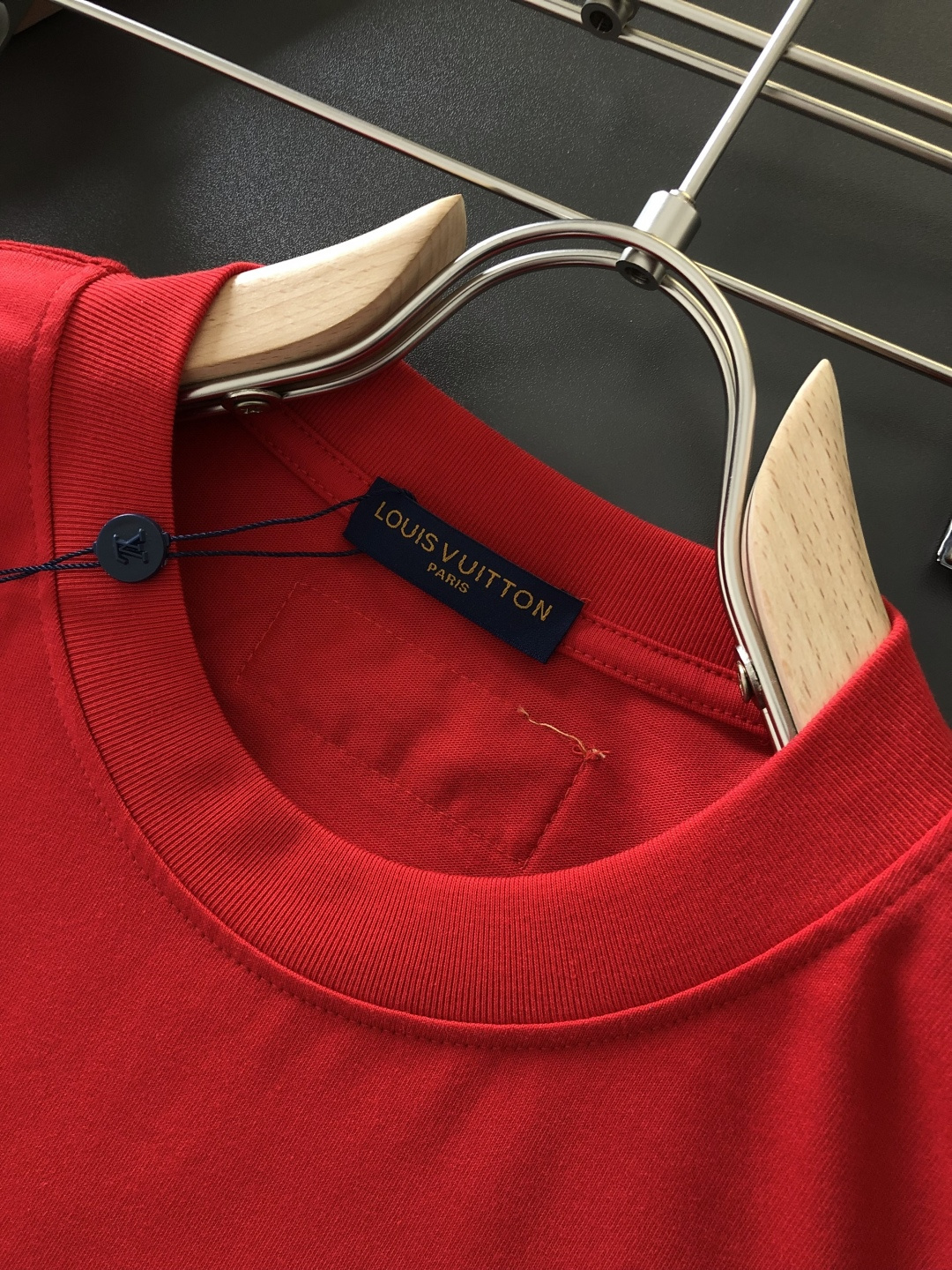 1V 2026SS早春新款重工刺绣工艺圆领T恤，定织定染纯棉300克重洗水面料，做工精细。男女同款宽松落