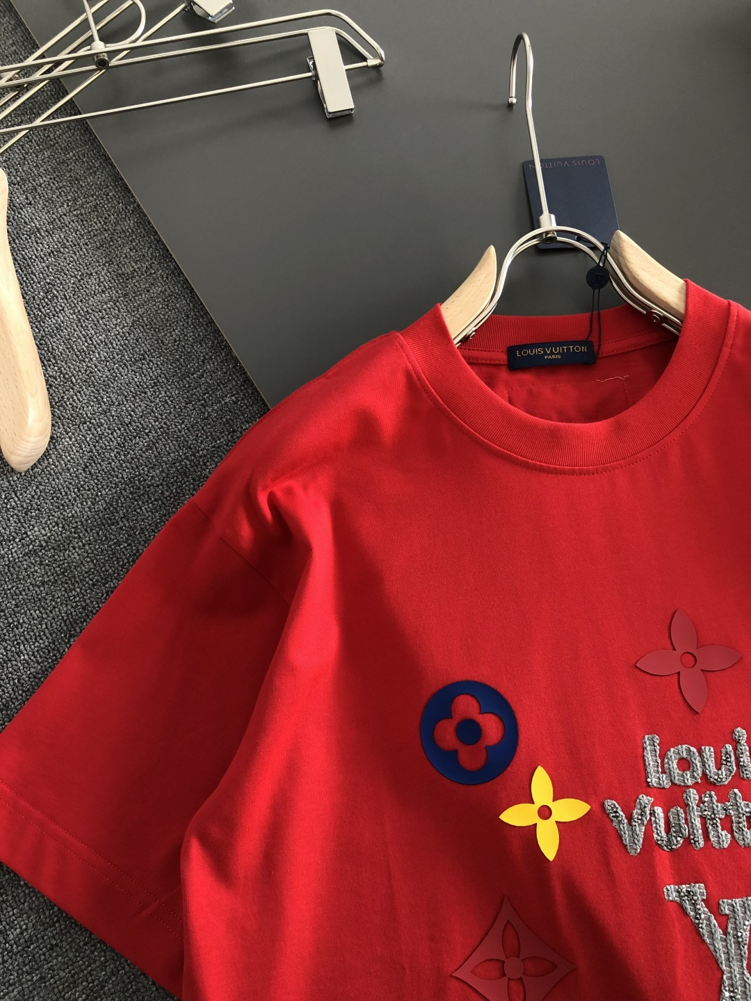 1V 2026SS早春新款重工刺绣工艺圆领T恤，定织定染纯棉300克重洗水面料，做工精细。男女同款宽松落