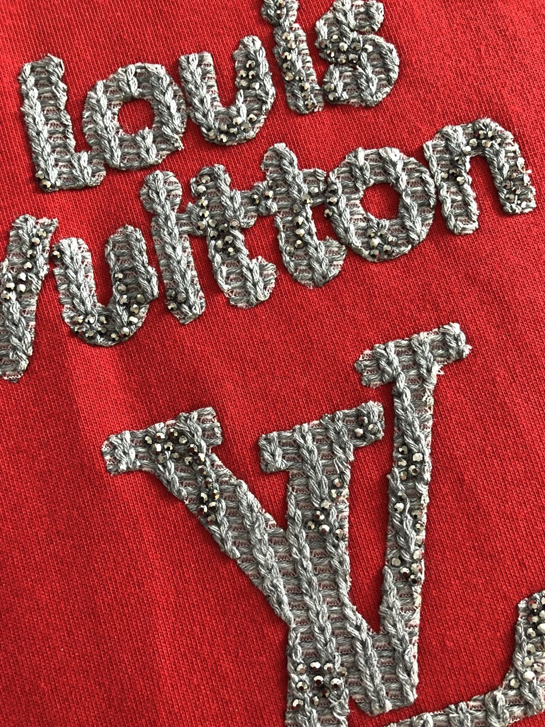 1V 2026SS早春新款重工刺绣工艺圆领T恤，定织定染纯棉300克重洗水面料，做工精细。男女同款宽松落