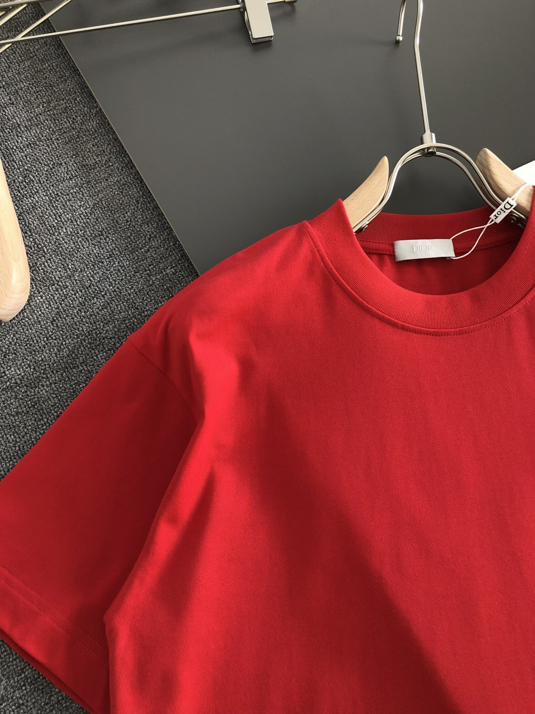 CD 2026SS早春新款重工刺绣工艺圆领T恤，定织定染纯棉300克重洗水面料，做工精细。男女同款宽松落