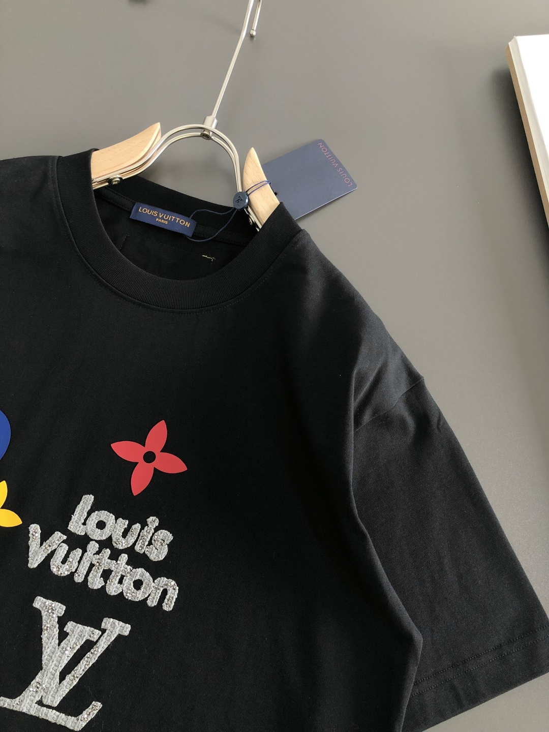 1V 2026SS早春新款重工刺绣工艺圆领T恤，定织定染纯棉300克重洗水面料，做工精细。男女同款宽松落