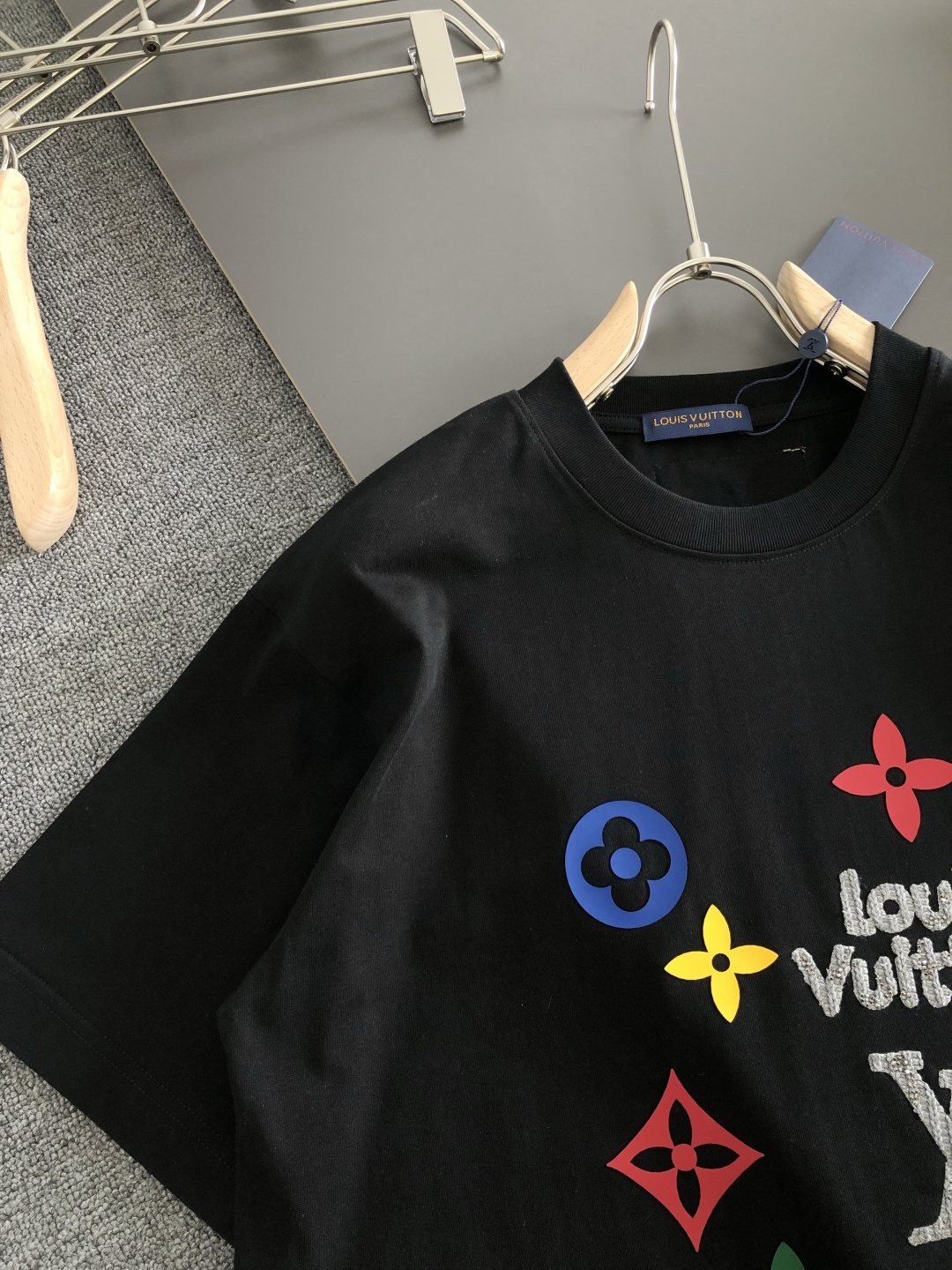 1V 2026SS早春新款重工刺绣工艺圆领T恤，定织定染纯棉300克重洗水面料，做工精细。男女同款宽松落