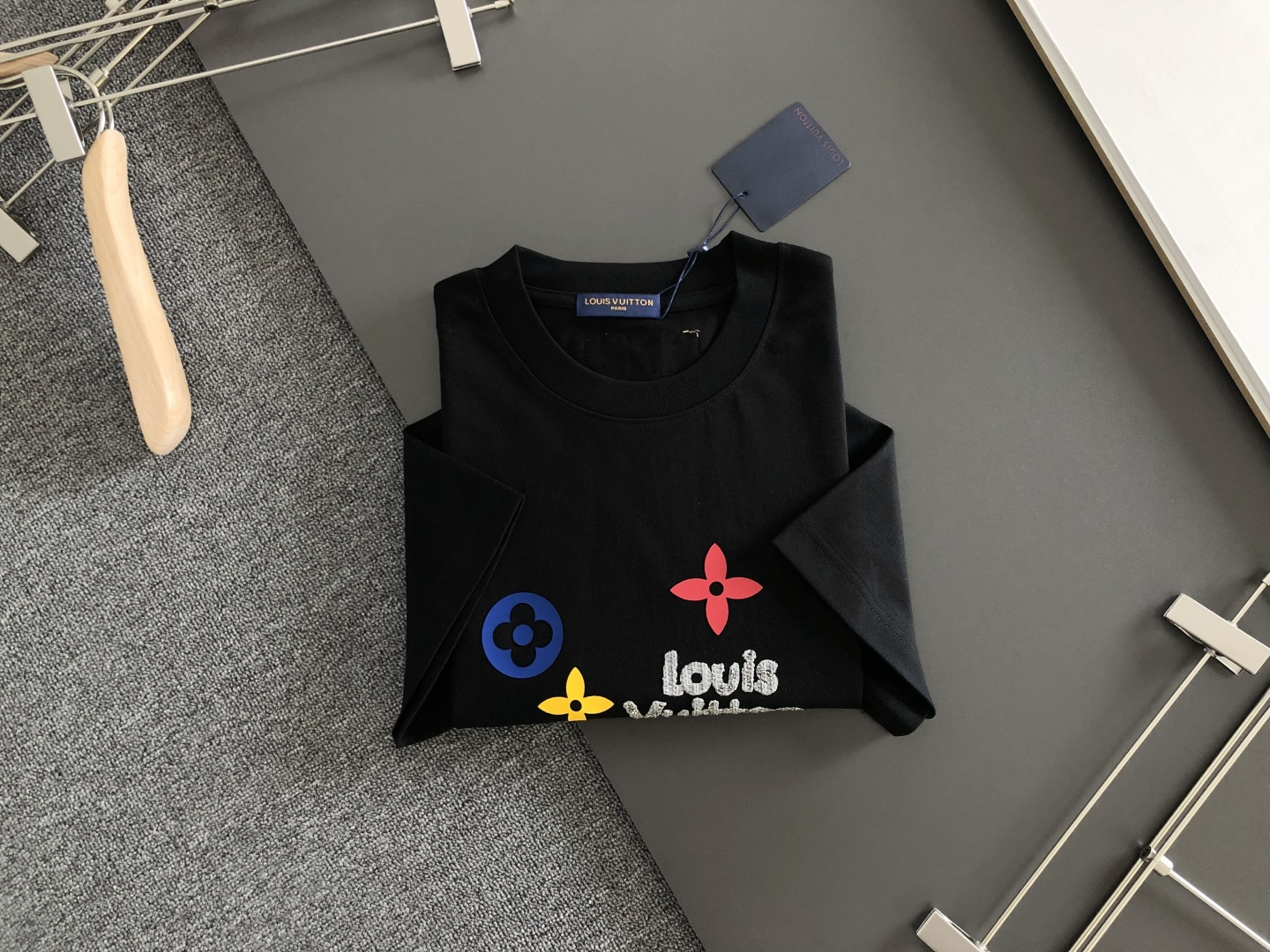 1V 2026SS早春新款重工刺绣工艺圆领T恤，定织定染纯棉300克重洗水面料，做工精细。男女同款宽松落