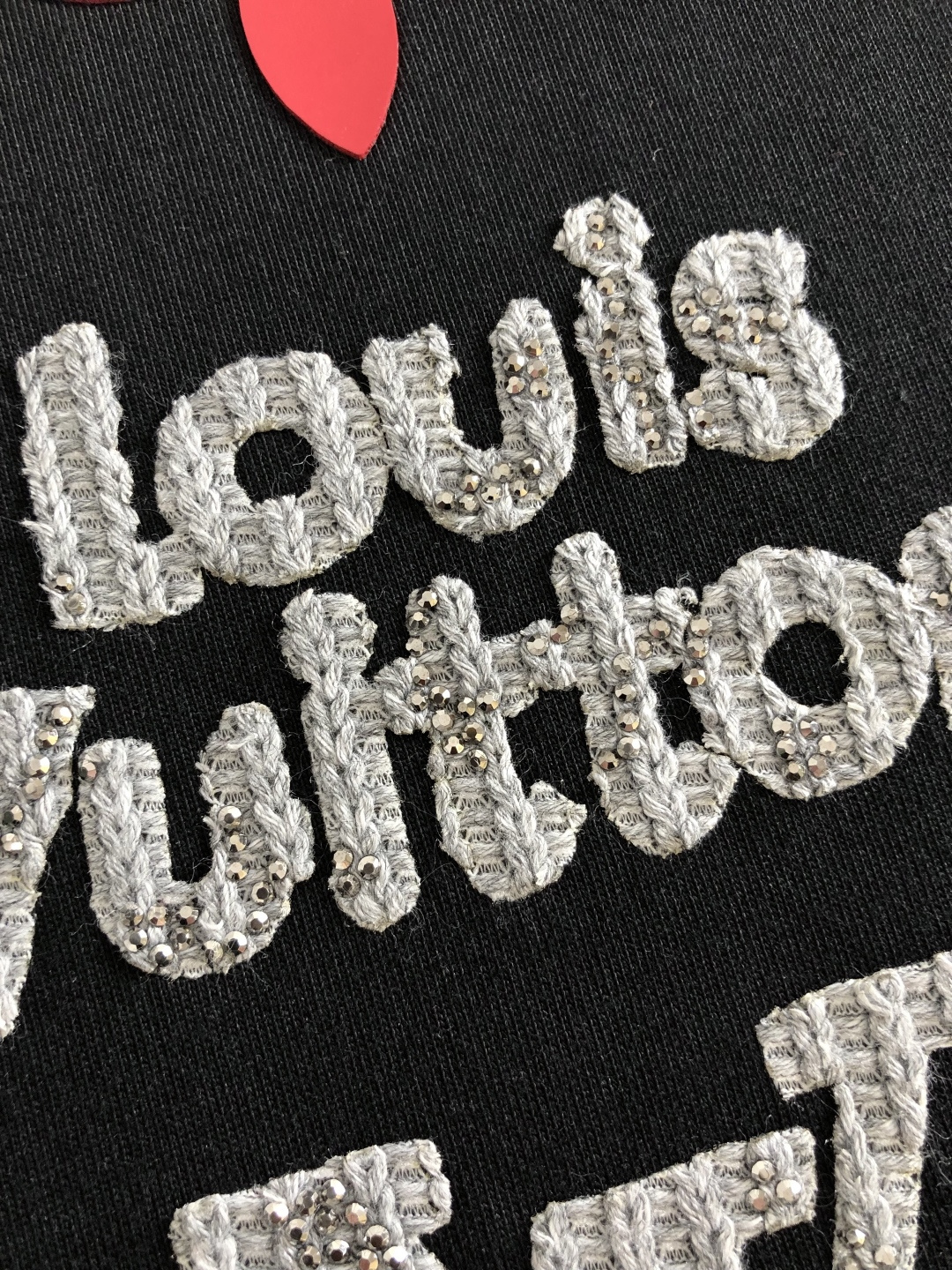 1V 2026SS早春新款重工刺绣工艺圆领T恤，定织定染纯棉300克重洗水面料，做工精细。男女同款宽松落