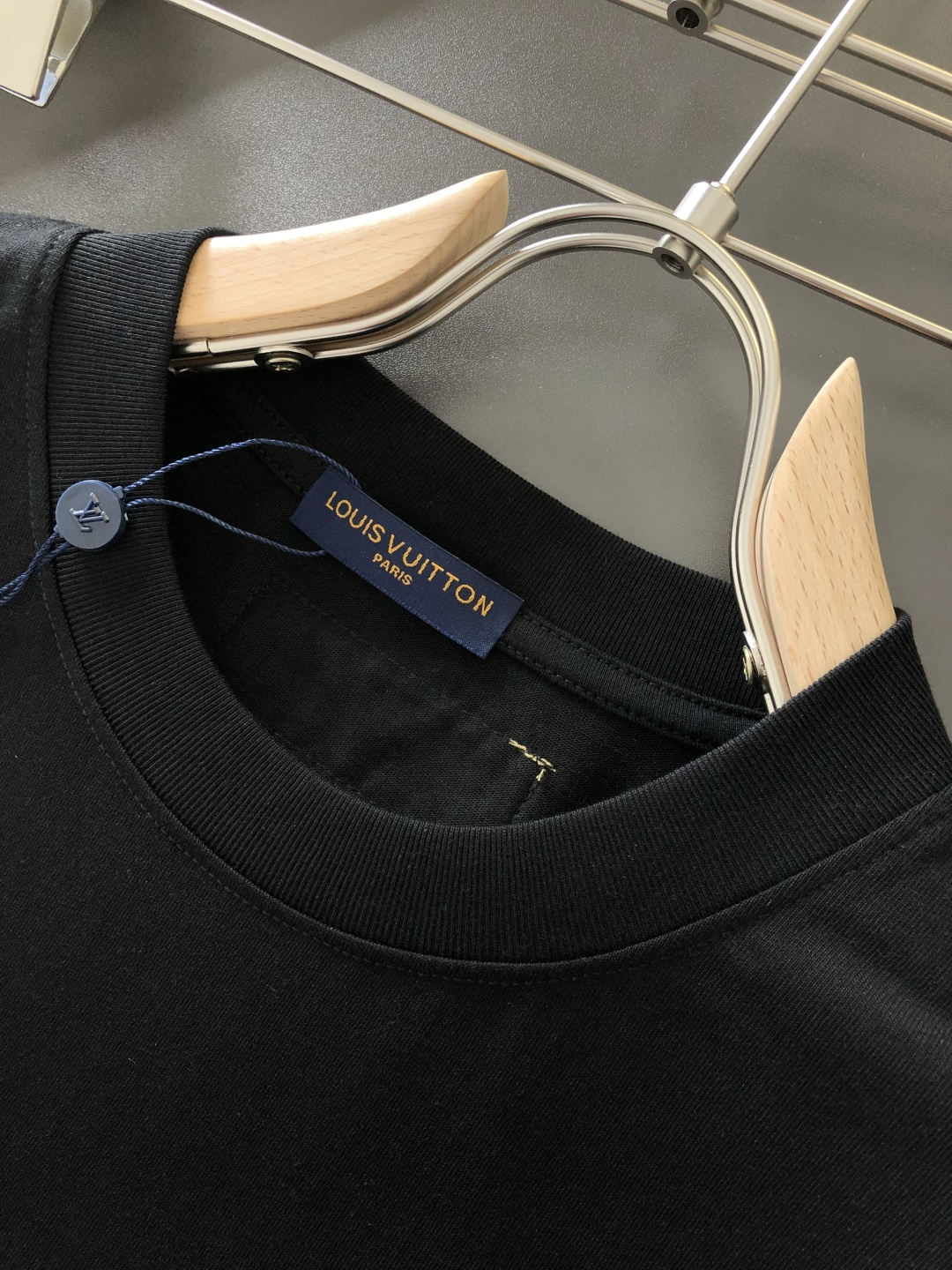 1V 2026SS早春新款重工刺绣工艺圆领T恤，定织定染纯棉300克重洗水面料，做工精细。男女同款宽松落