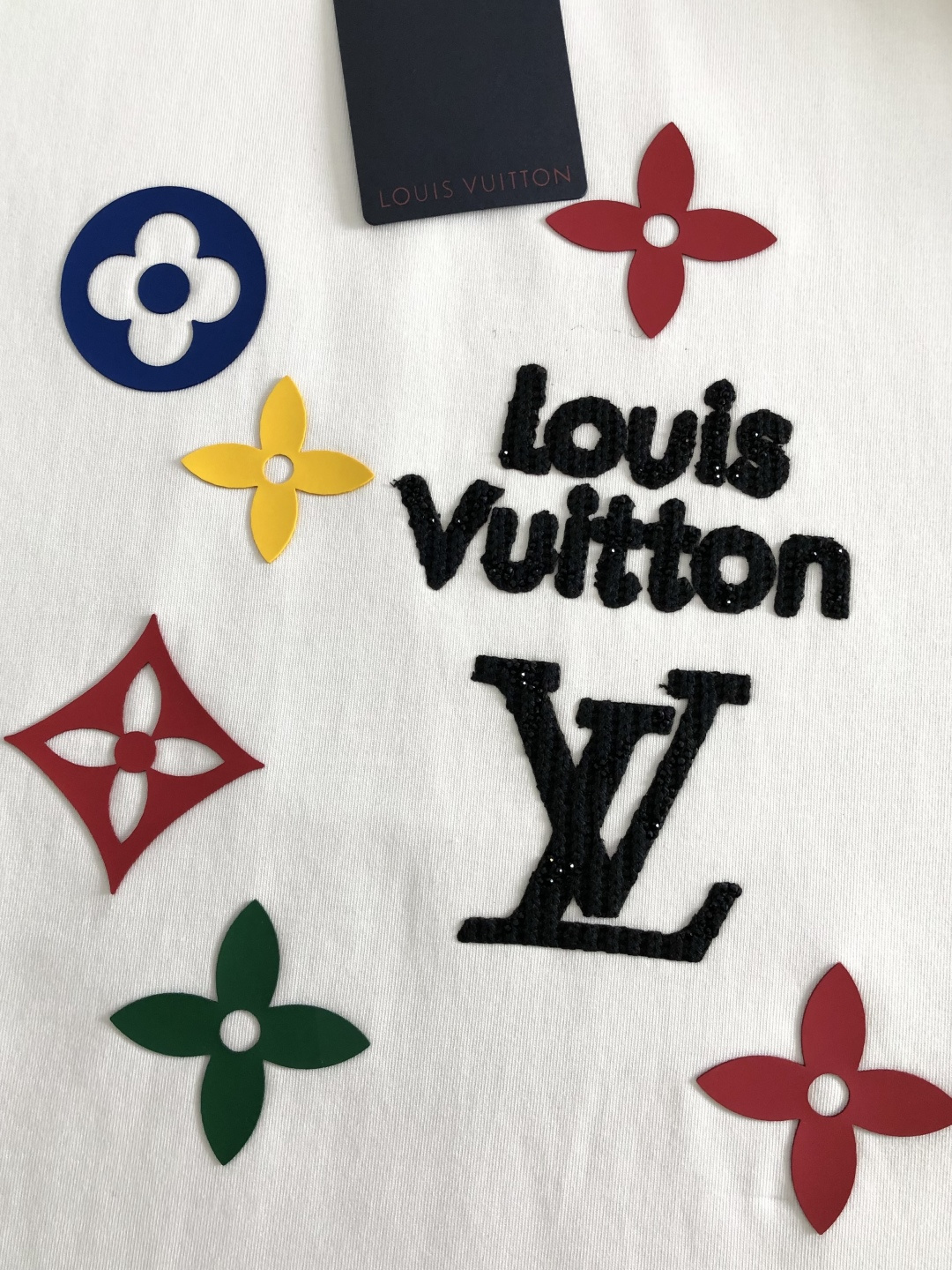 1V 2026SS早春新款重工刺绣工艺圆领T恤，定织定染纯棉300克重洗水面料，做工精细。男女同款宽松落