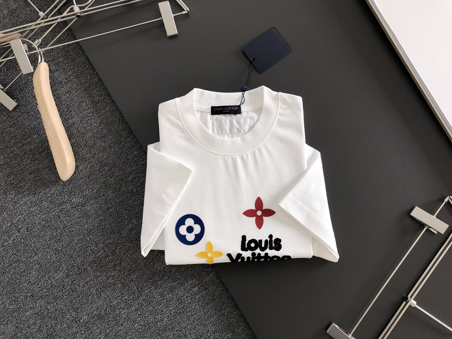 1V 2026SS早春新款重工刺绣工艺圆领T恤，定织定染纯棉300克重洗水面料，做工精细。男女同款宽松落