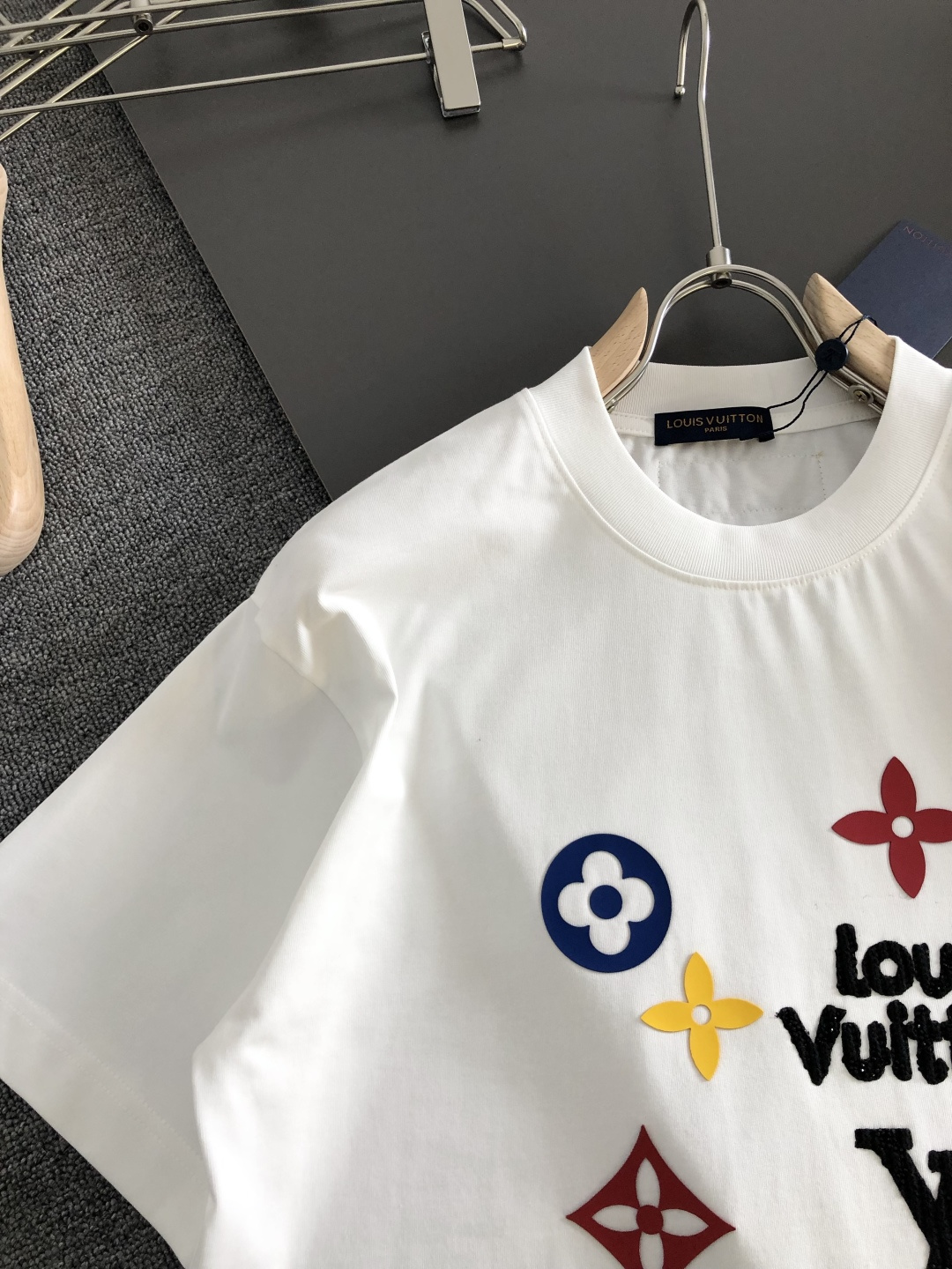 1V 2026SS早春新款重工刺绣工艺圆领T恤，定织定染纯棉300克重洗水面料，做工精细。男女同款宽松落