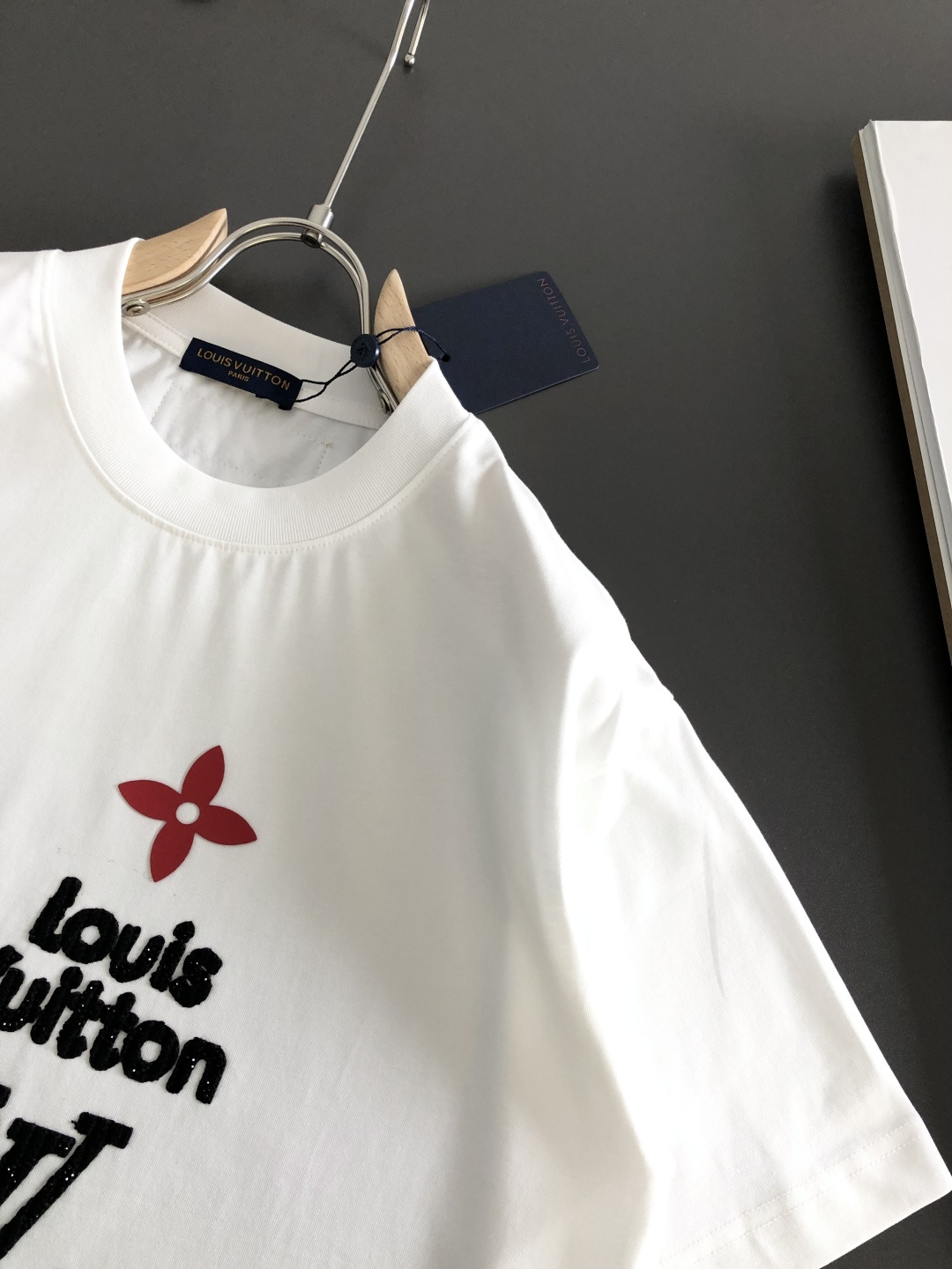 1V 2026SS早春新款重工刺绣工艺圆领T恤，定织定染纯棉300克重洗水面料，做工精细。男女同款宽松落