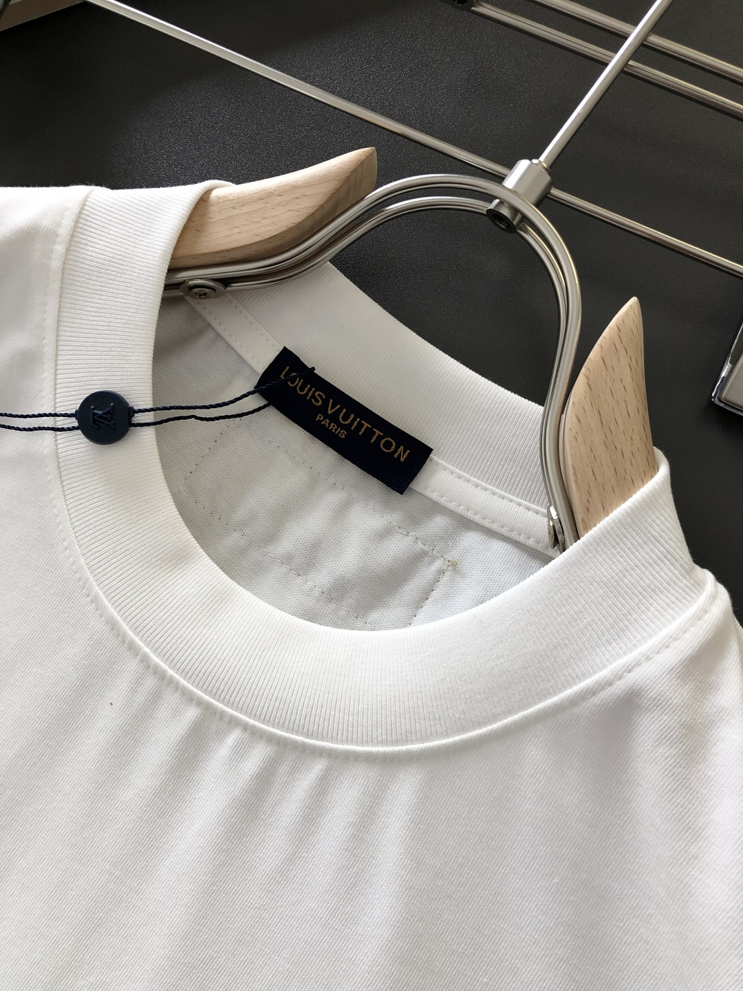 1V 2026SS早春新款重工刺绣工艺圆领T恤，定织定染纯棉300克重洗水面料，做工精细。男女同款宽松落