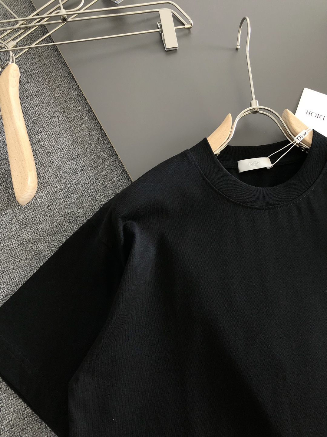 CD 2026SS早春新款重工刺绣工艺圆领T恤，定织定染纯棉300克重洗水面料，做工精细。男女同款宽松落