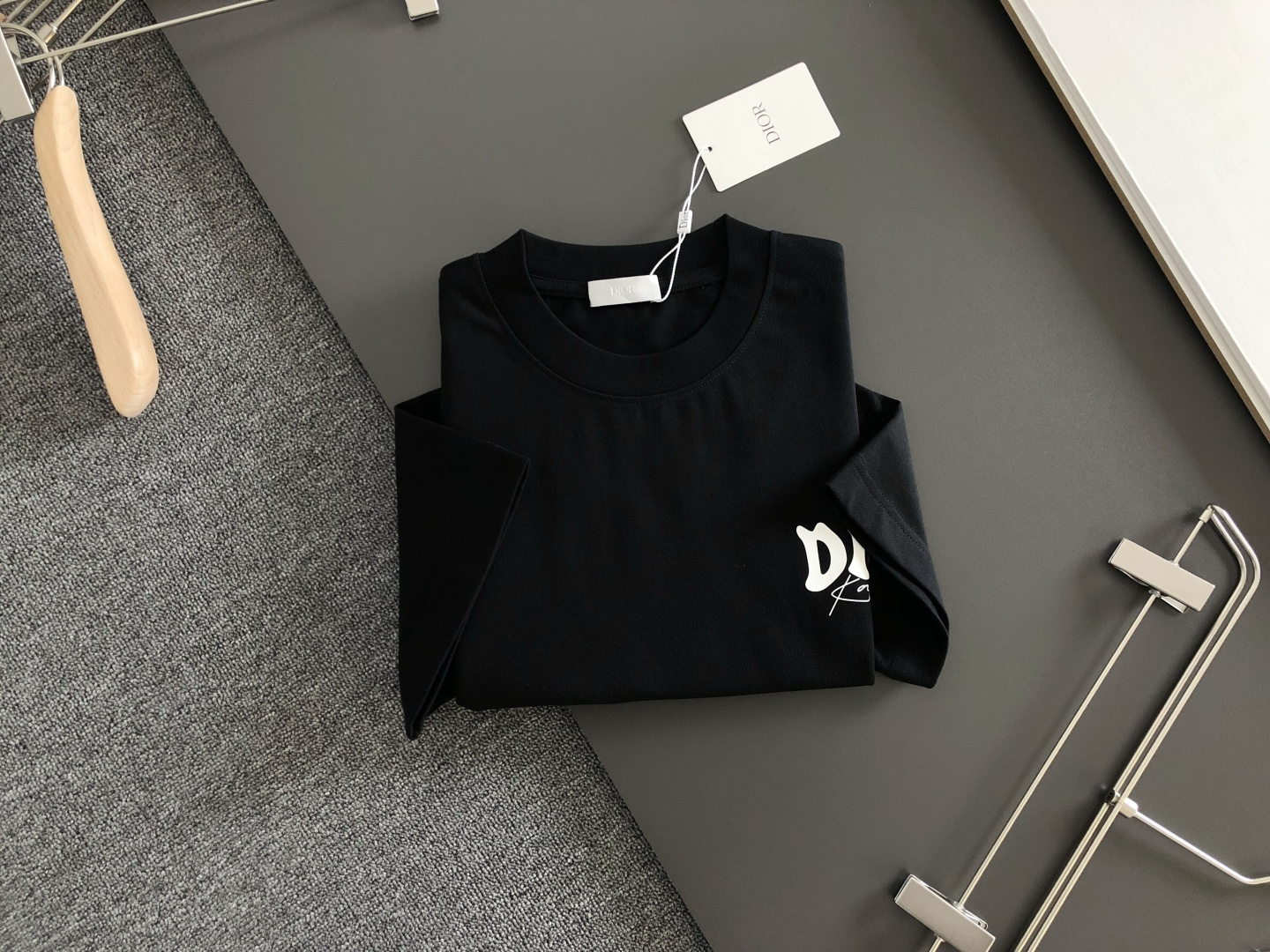 CD 2026SS早春新款重工刺绣工艺圆领T恤，定织定染纯棉300克重洗水面料，做工精细。男女同款宽松落